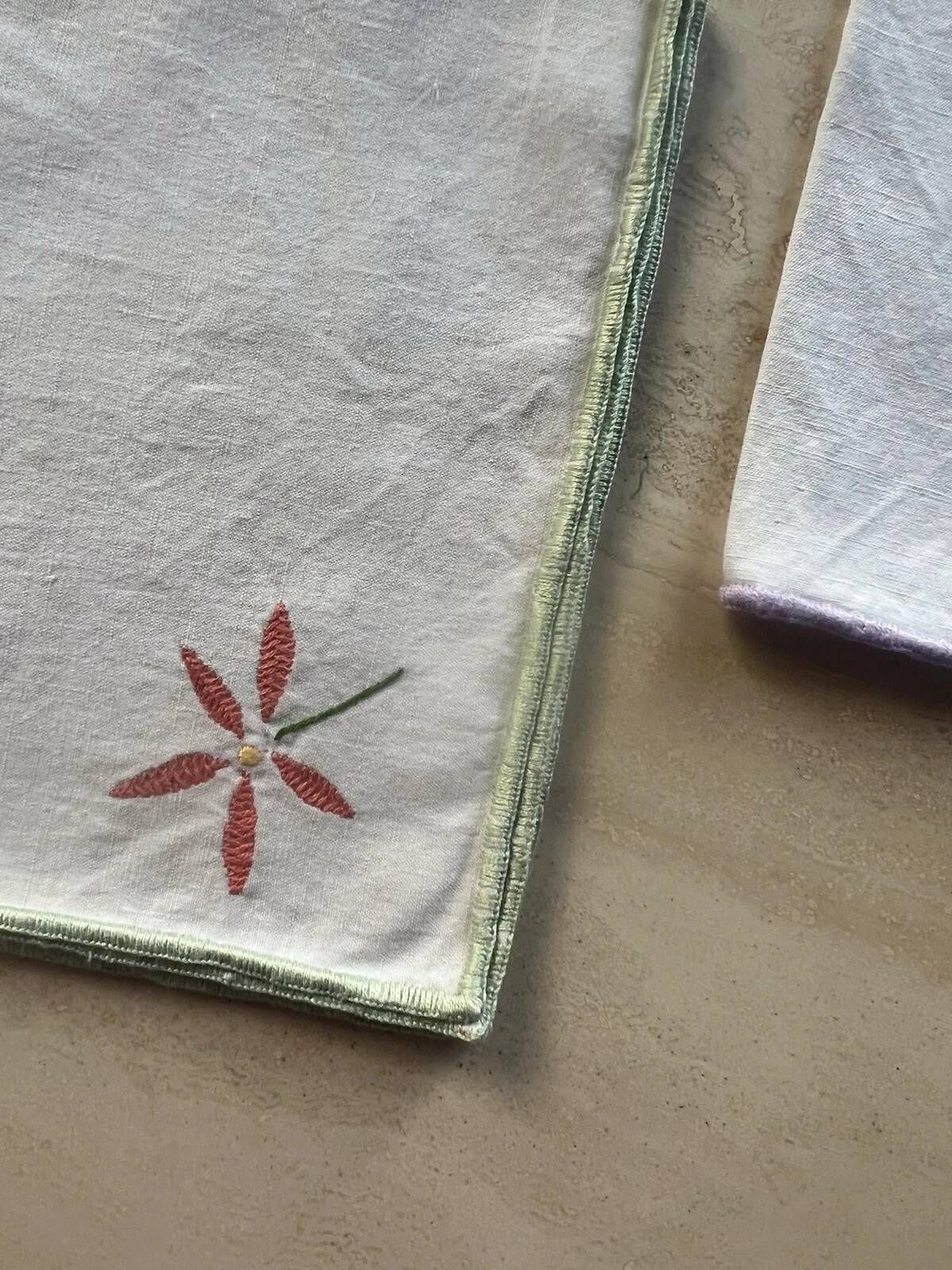 Embroidered flower napkins (set of 4)