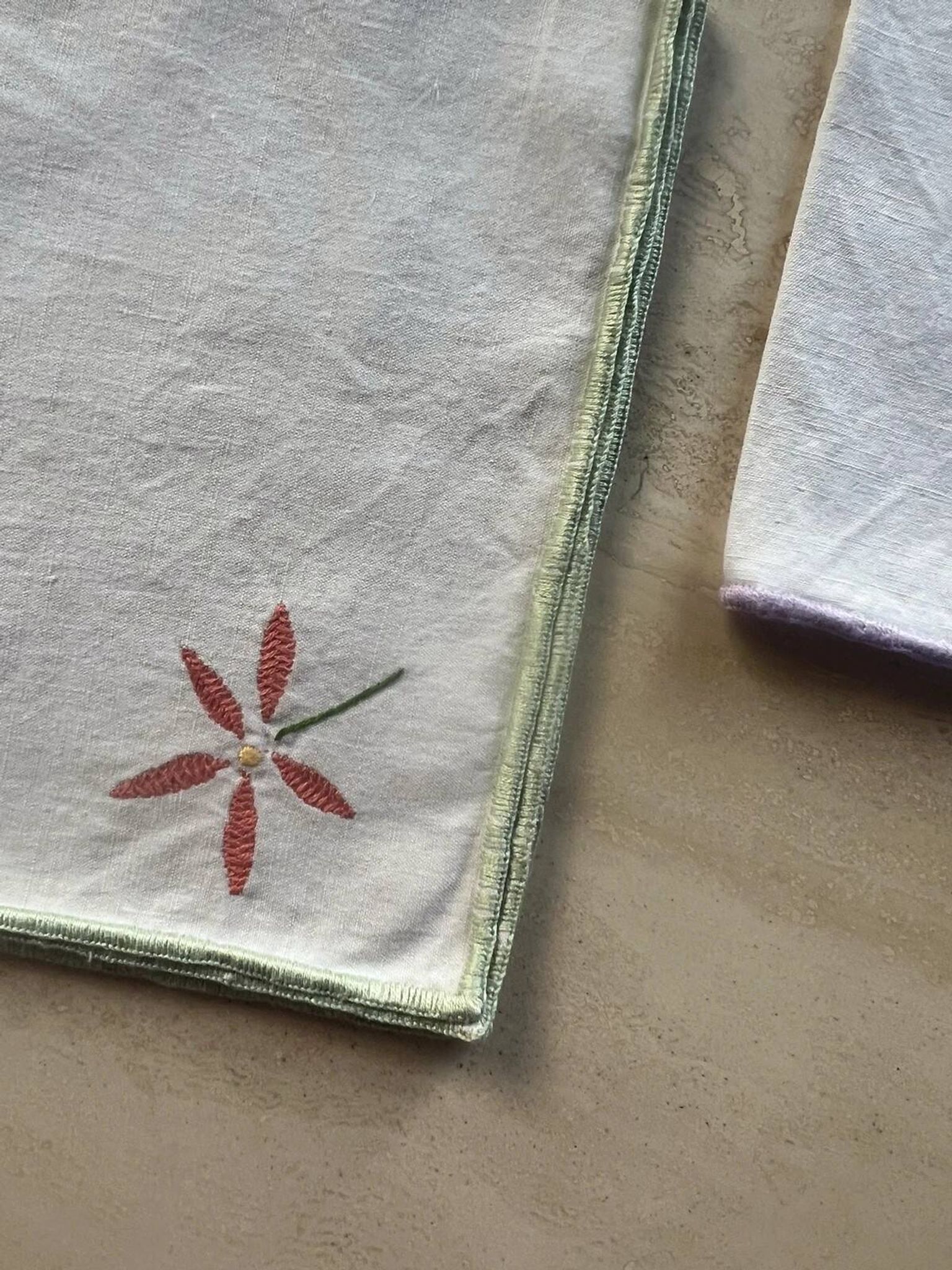 Serviettes de table broderie fleurs (lot de 4)