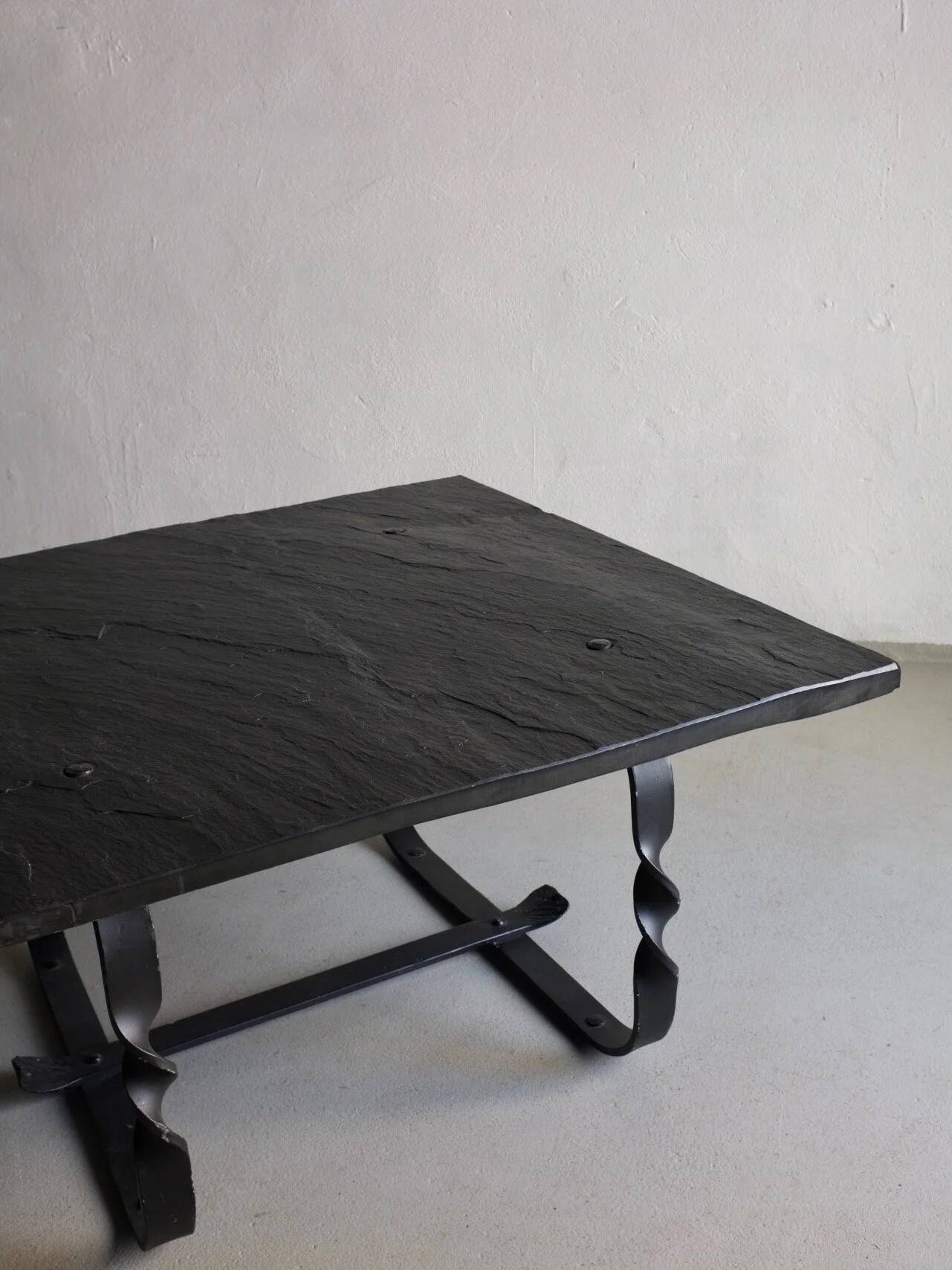 Table basse en métal forgé et pierre noire | Style brutaliste | France | Années 1970