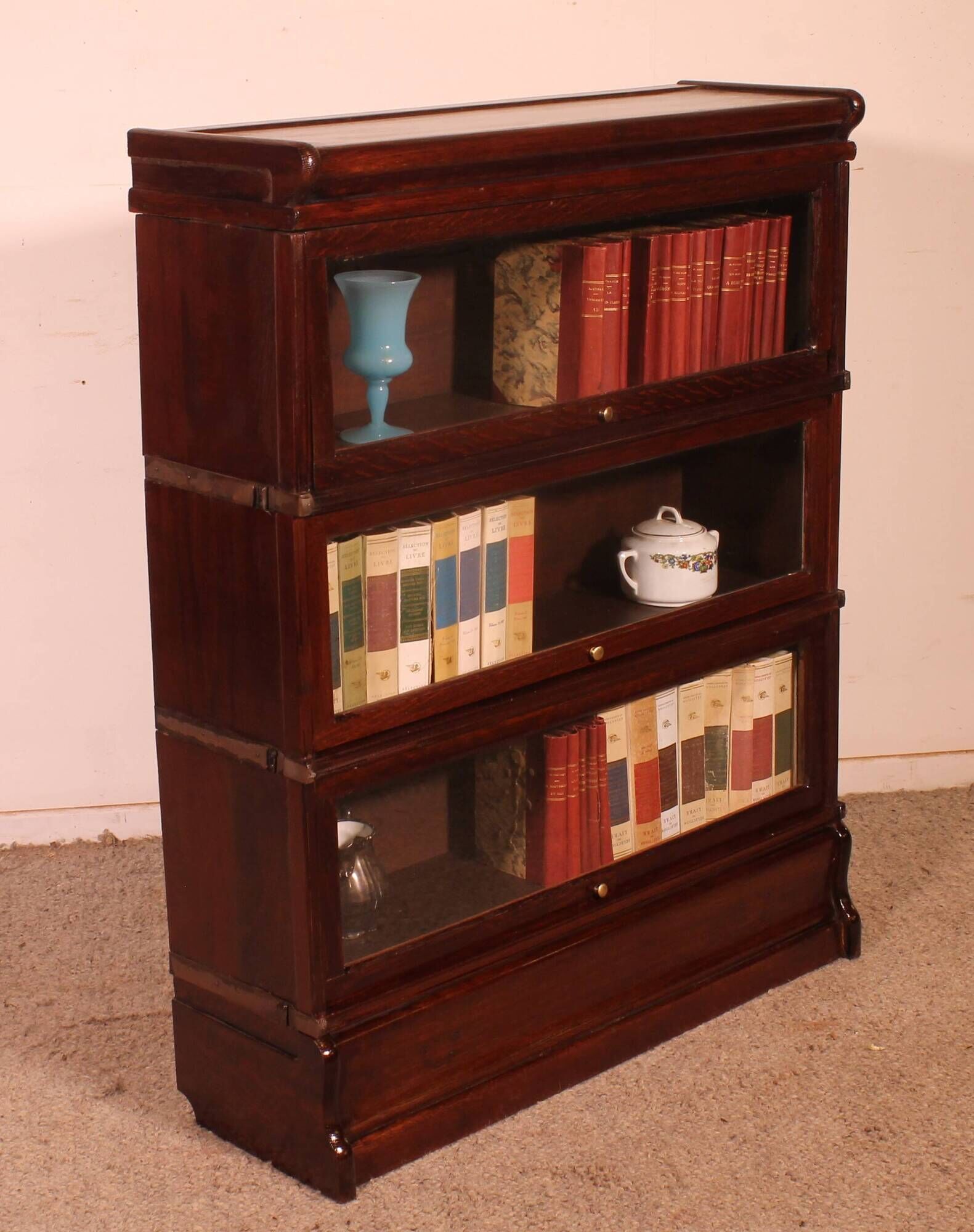 Globe Wernicke Library in mahogany, consisting of 3 pieces.