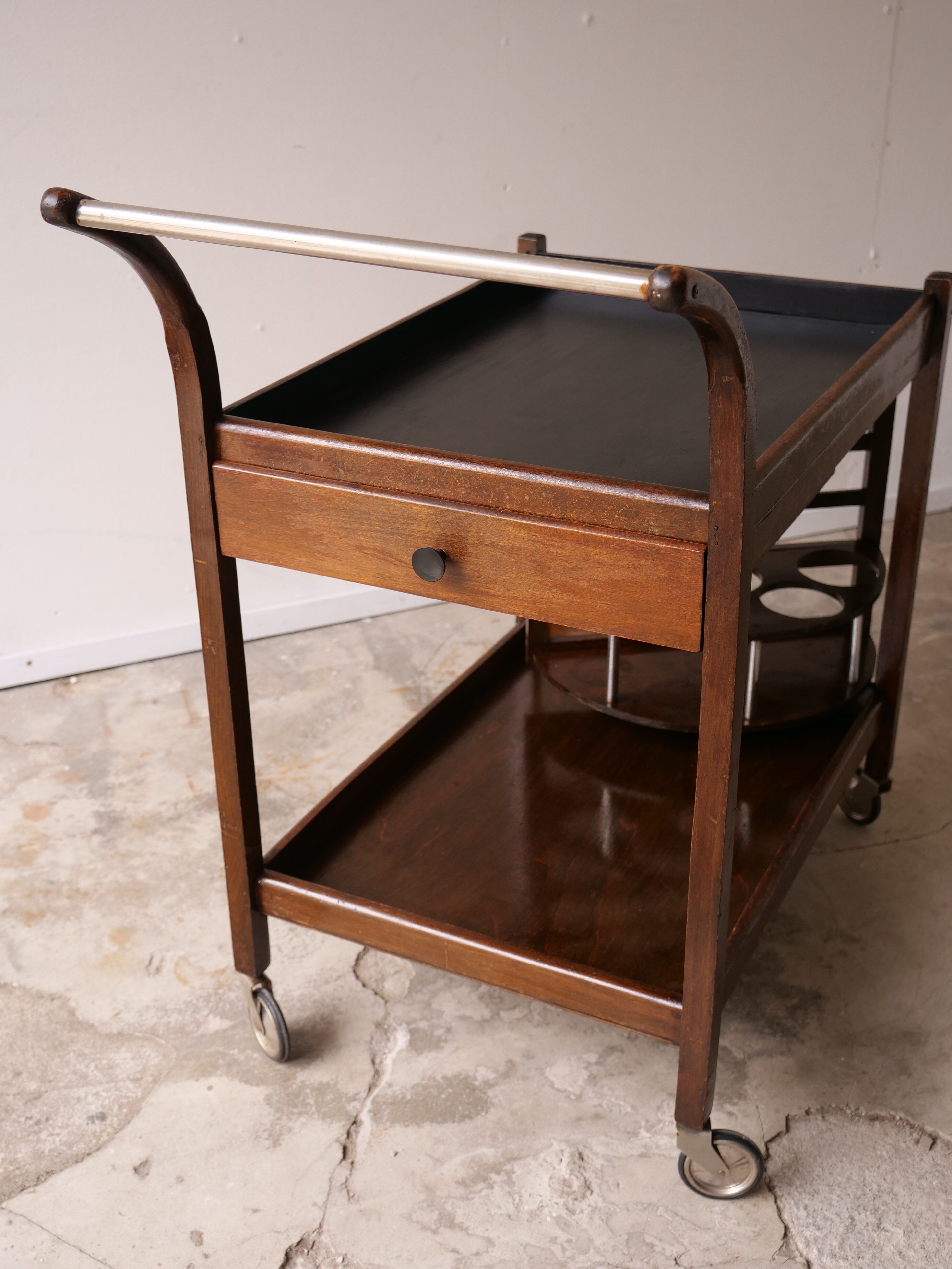 Serving art deco tork