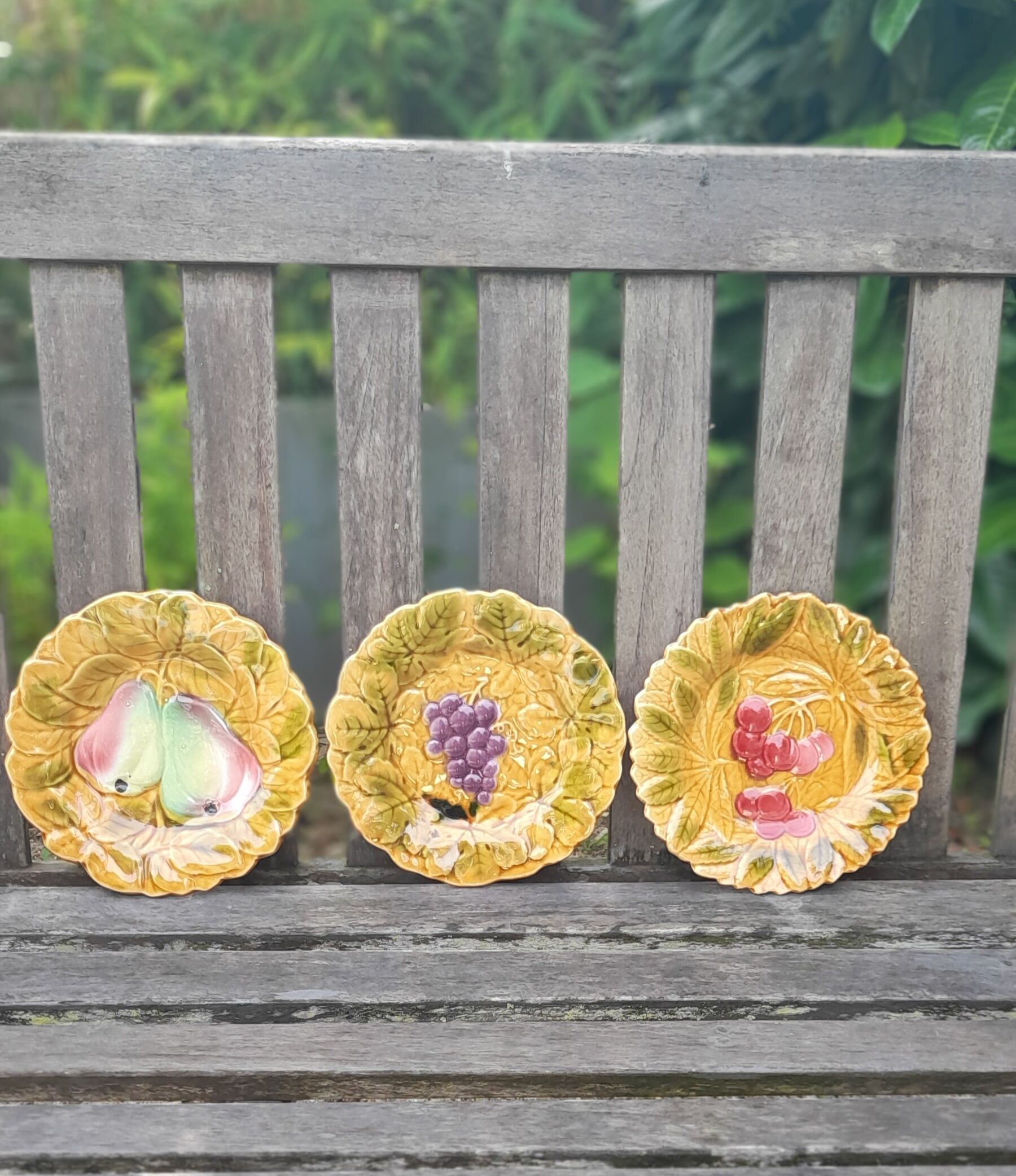 Set of 3 plates dessert barbotine, Sarreguemines, around 1900