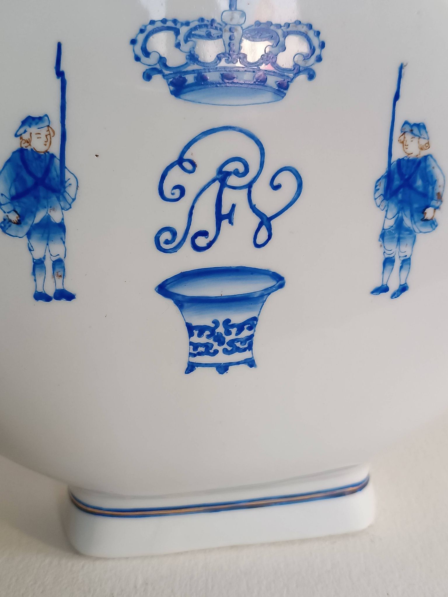 Gourd-shaped blue and white porcelain vase from China, 19th century.