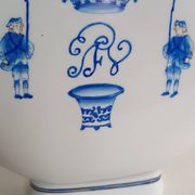 Gourd-shaped blue and white porcelain vase from China, 19th century.