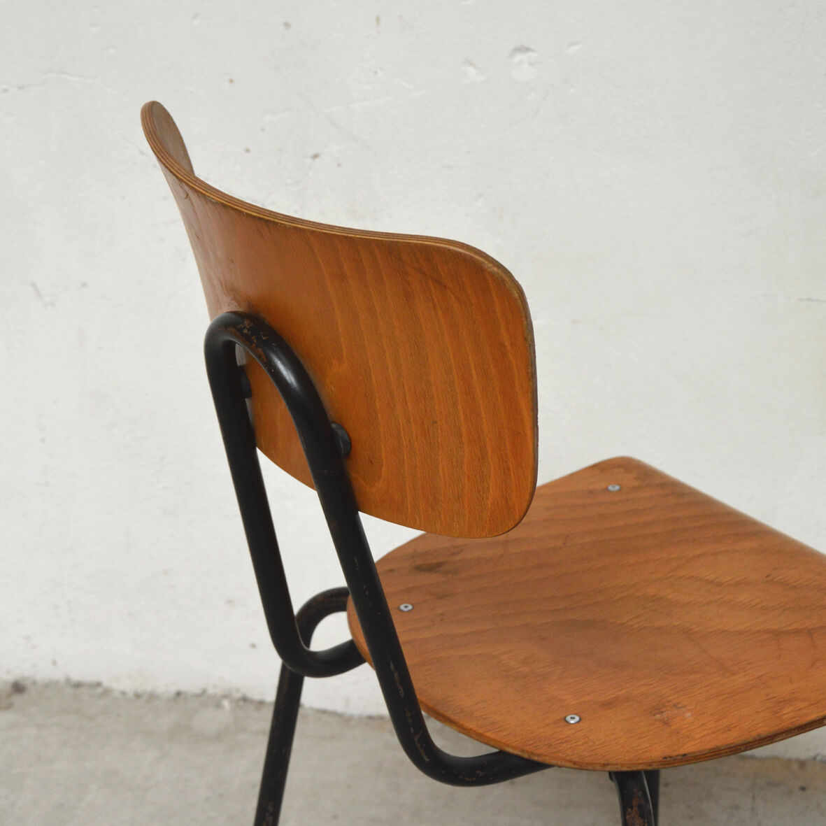 Série de 12 chaises en métal et bois