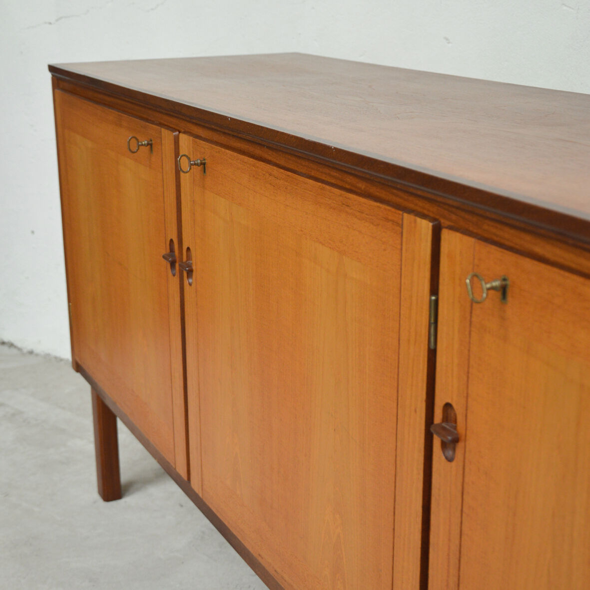 Row 3 doors clear teak, 1960