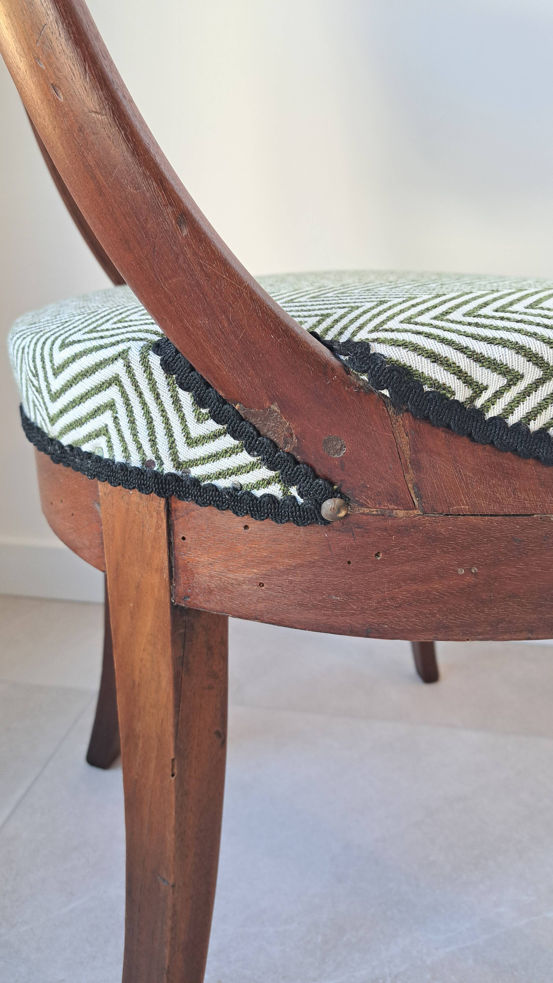 Pair of mahogany gondola chairs – Empire style – 20th century, restored