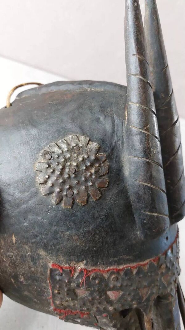 Ancien masque africain, en bois sculpté et plaques de métal, Marka Mali