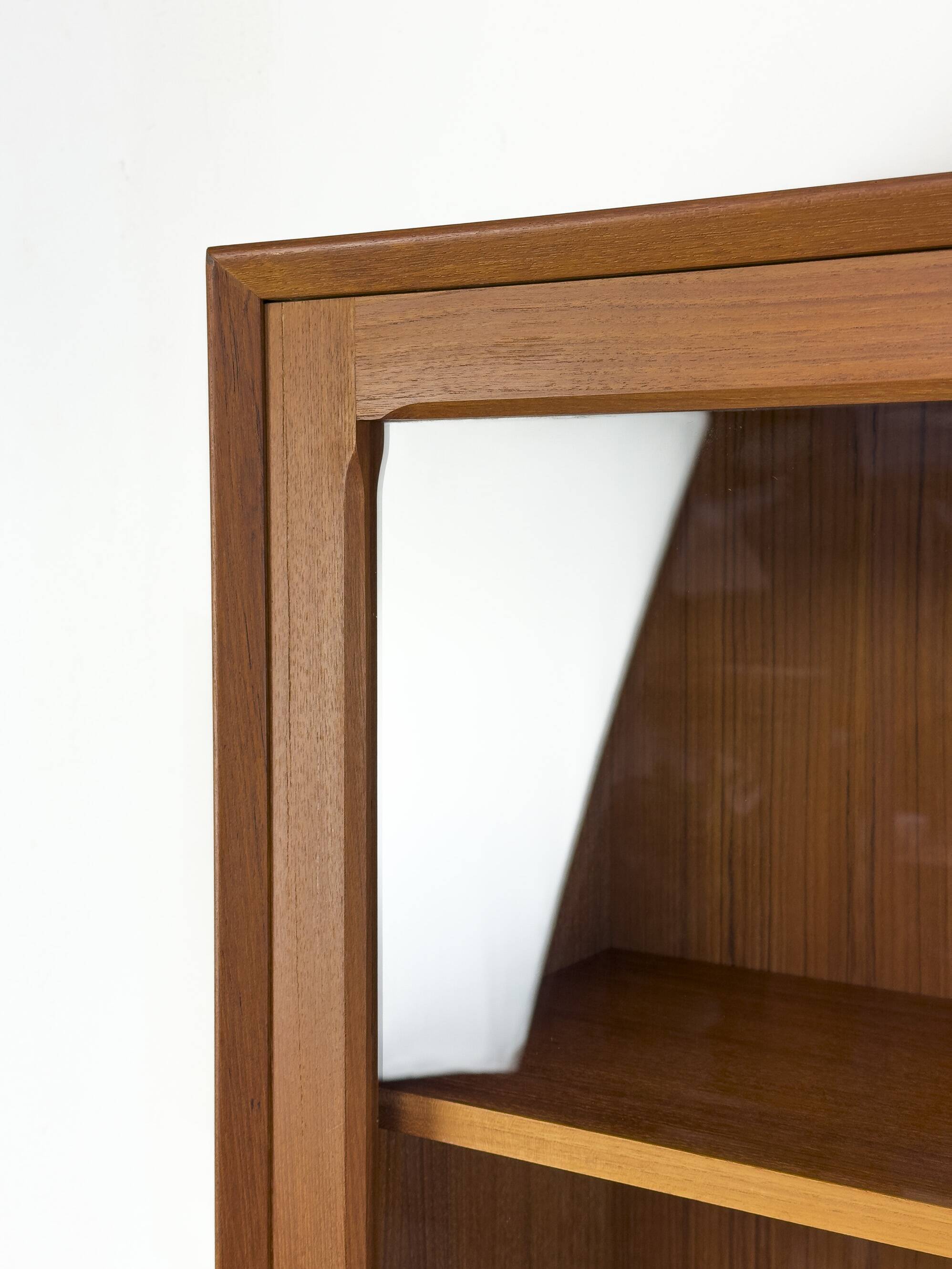 Buffet en teck avec portes en verre par Brouer Møbler, années 1960.