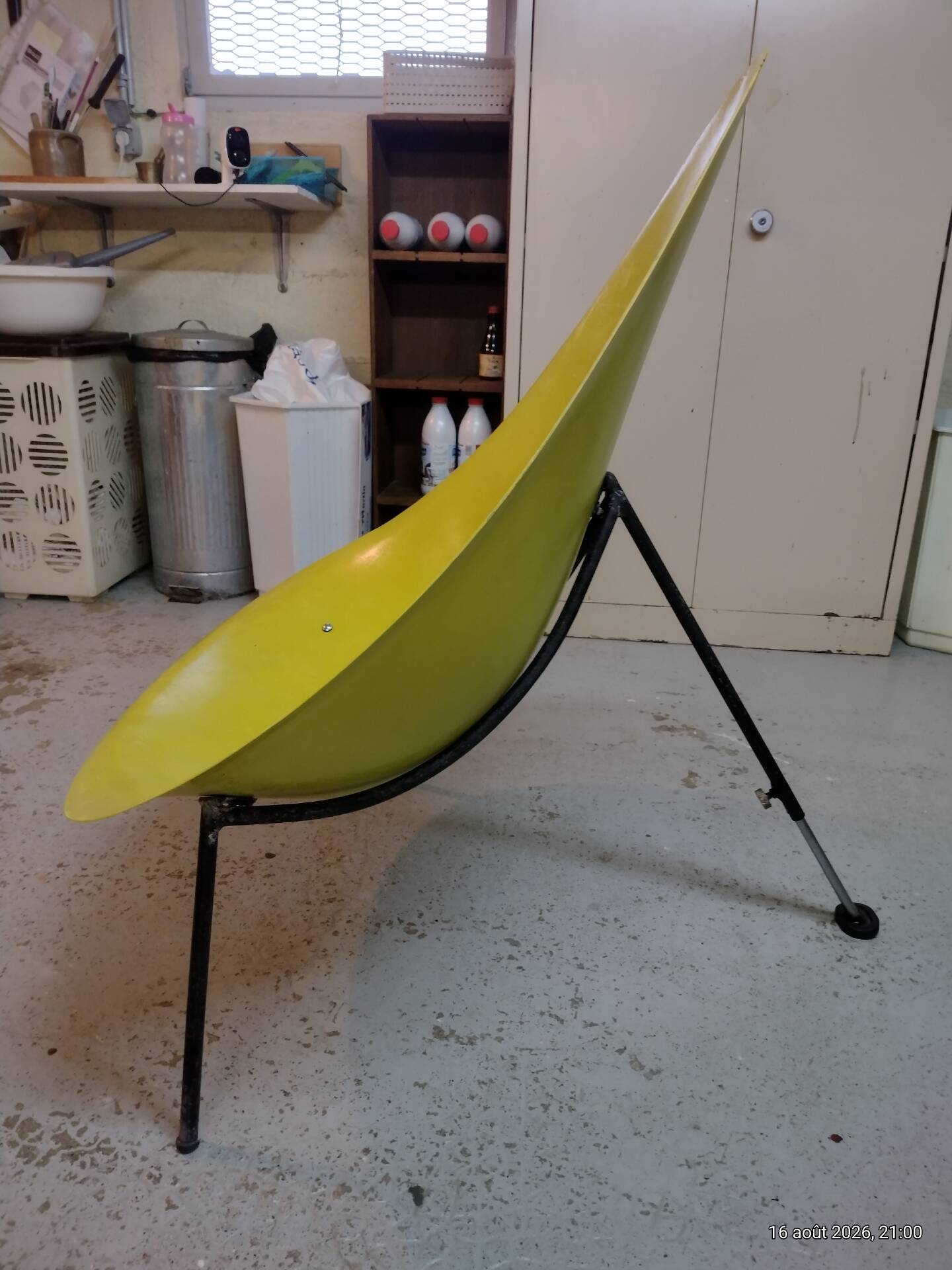 Fauteuil  à piétement tripode en acier laqué. Édité par Merat en 1956.