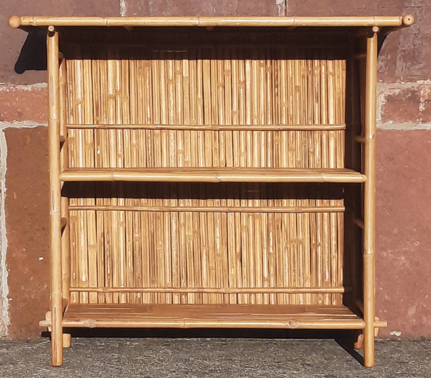 Bamboo counter or bar. (With 2 folding high chairs)