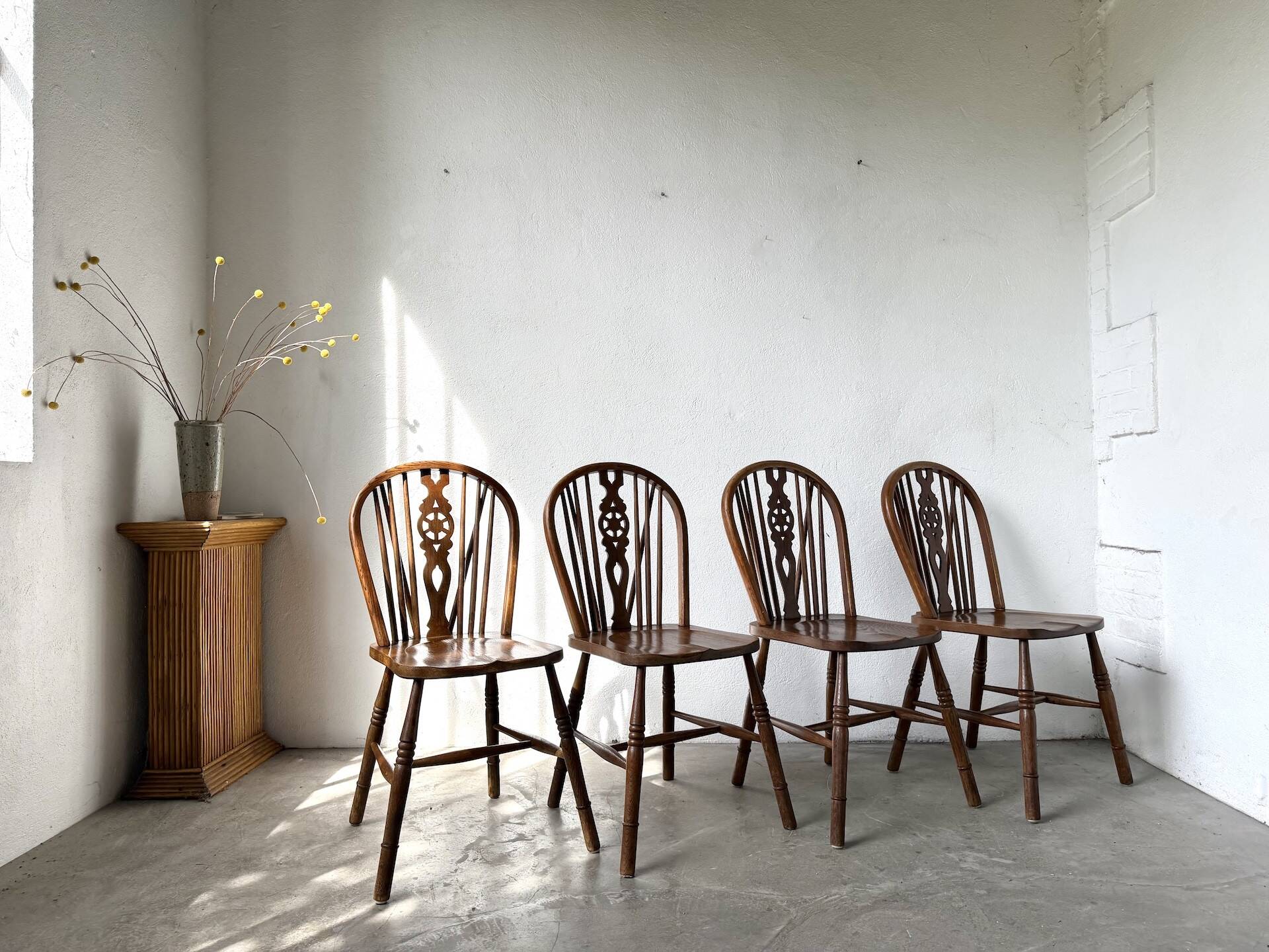 Suite de Quatre Chaises "Windsor"