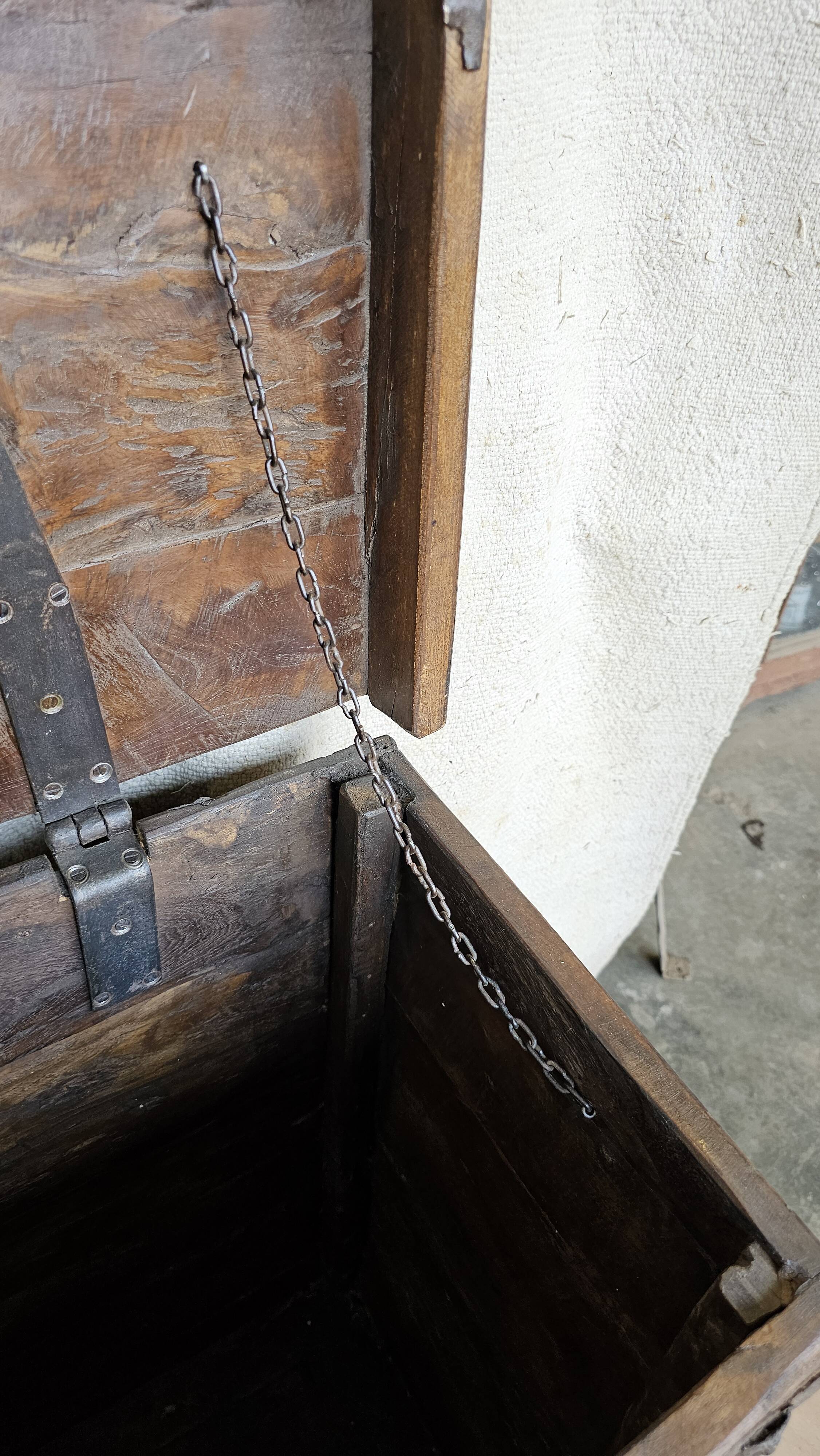 Old chest - dowry console from Bikaner in teak and wrought iron