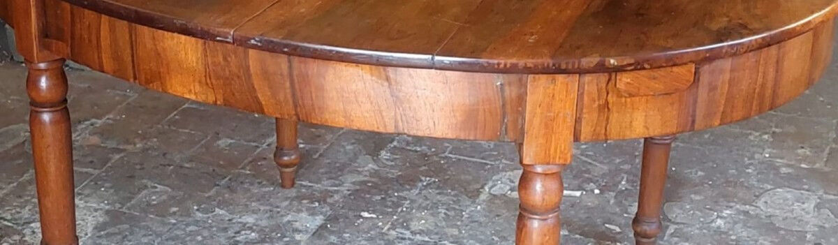 Large extendable oval table up to 3 metres, walnut.