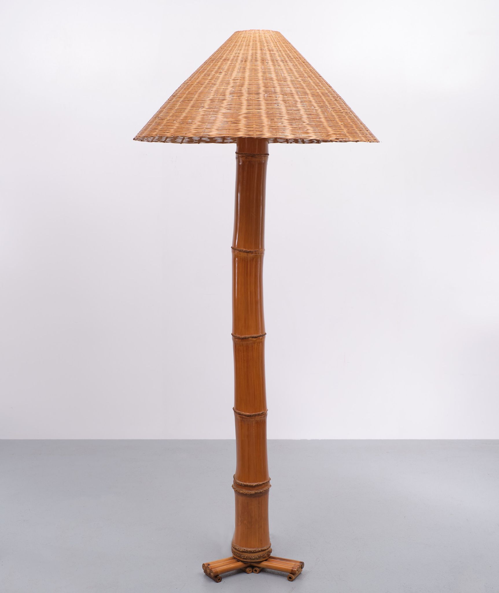 Lampadaire Tiki en bambou véritable années 1980