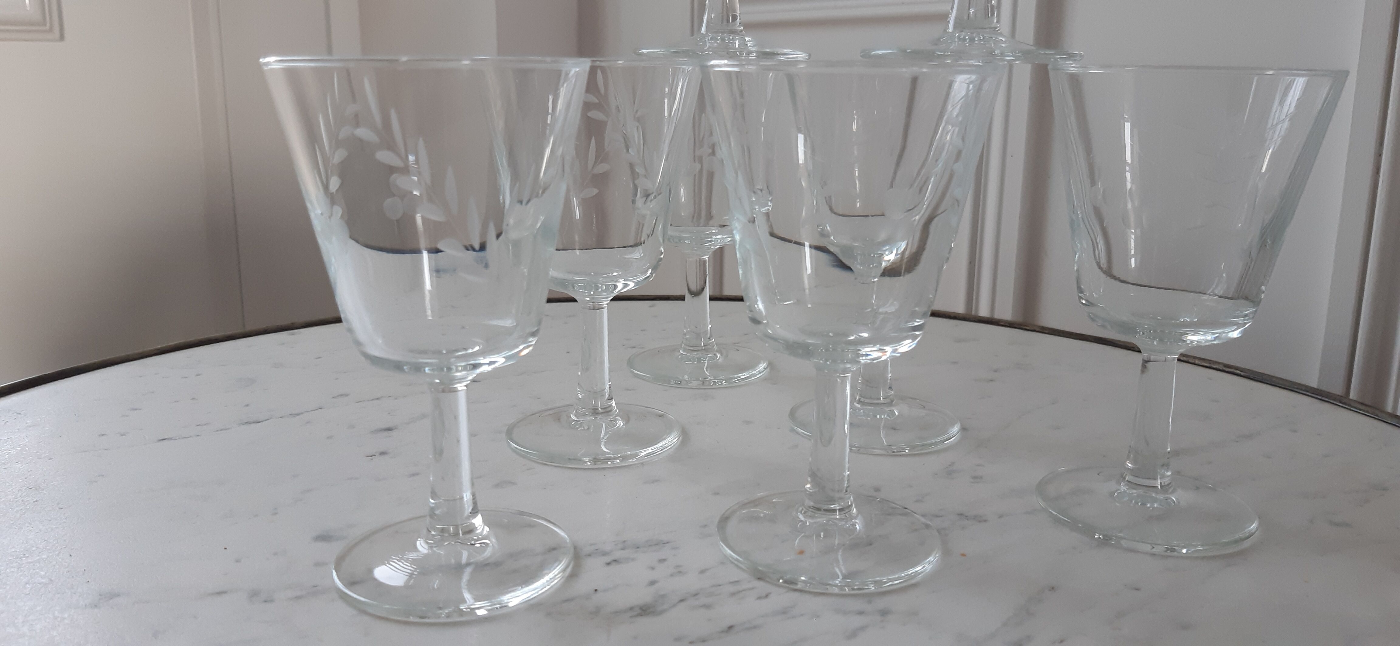 Set of 9 wine glasses in crystalline engraved 60s