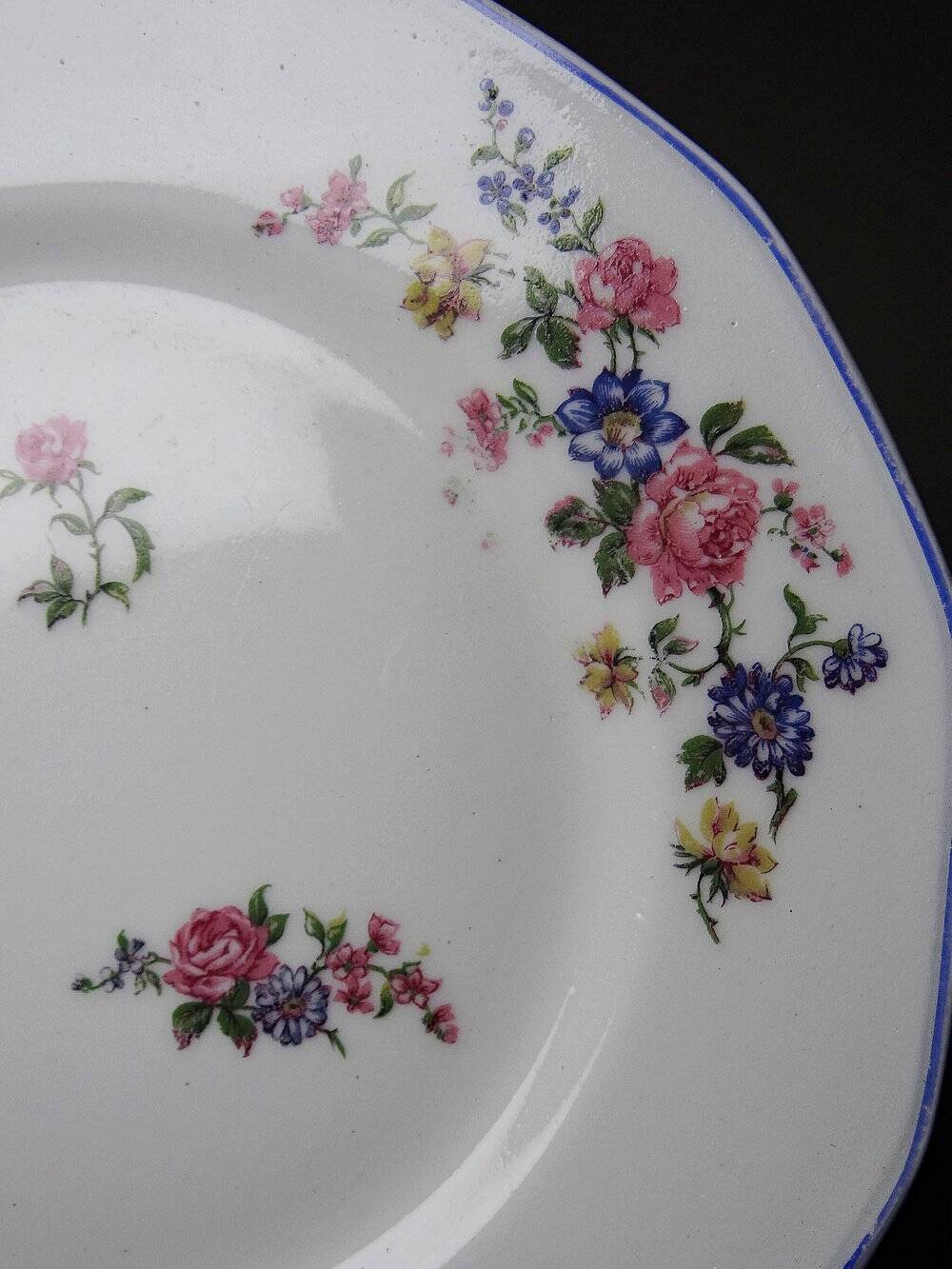 7 assiettes à dessert Bernardaud en porcelaine de Limoges décor floral, années 20-50