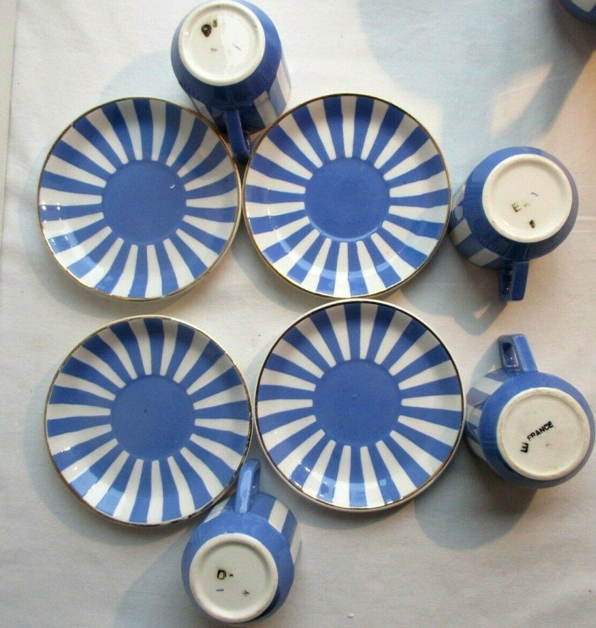 Set of 4 coffee cups and 4 saucers signed Sarreguemines, model FOX TROTT
