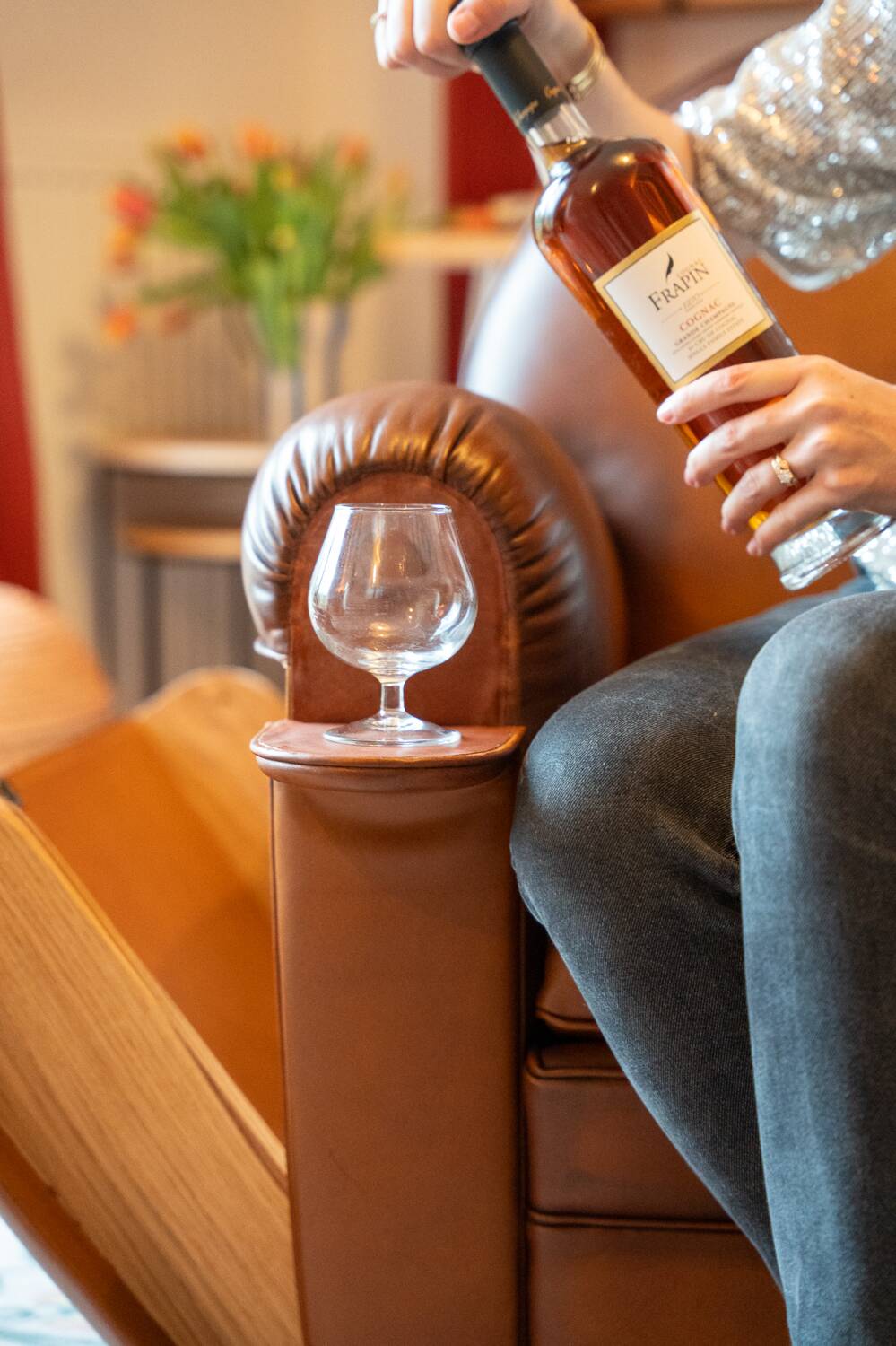 Club armchair with armrest box