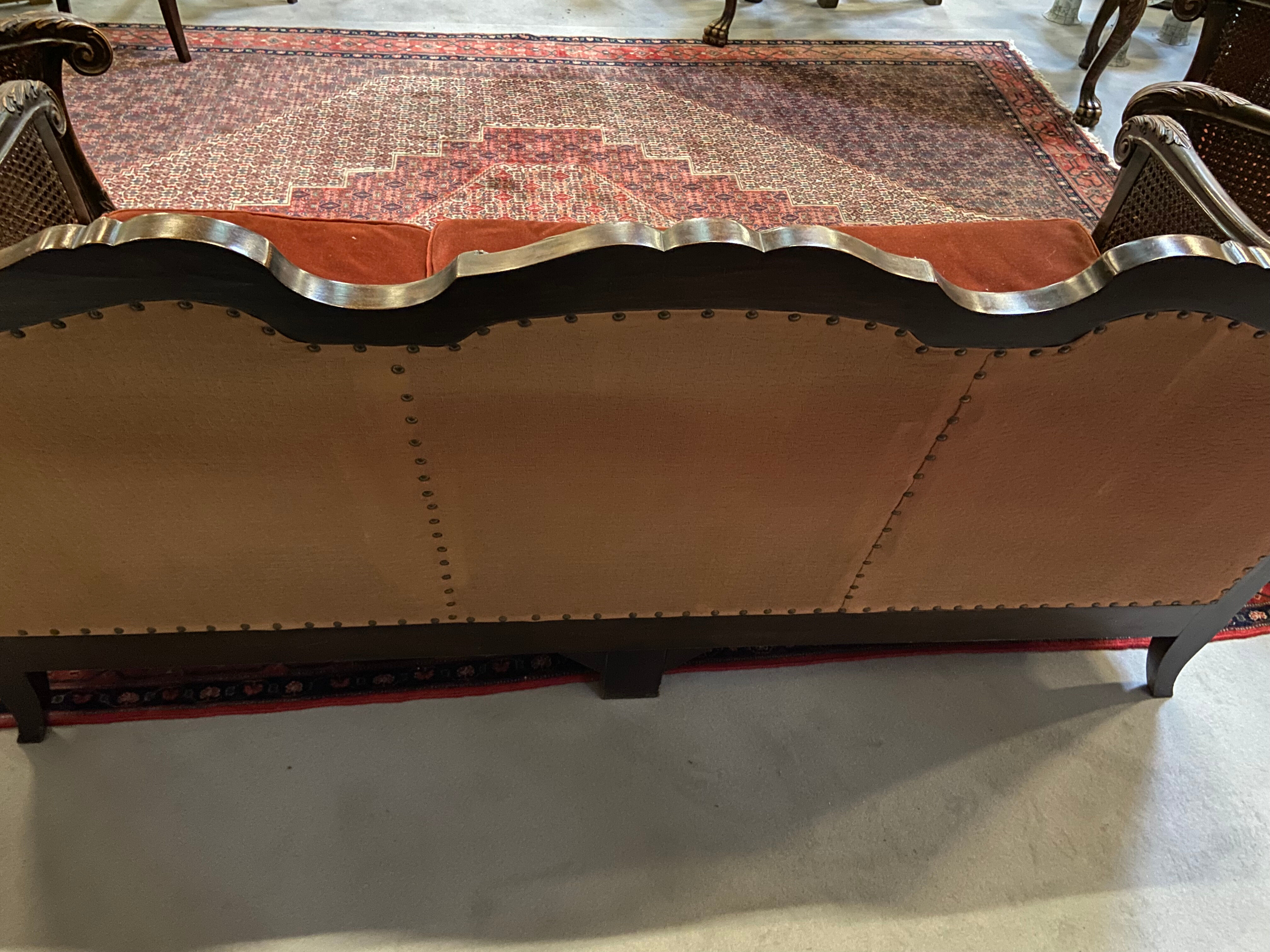 Salon baroque en velours bordeaux et bois