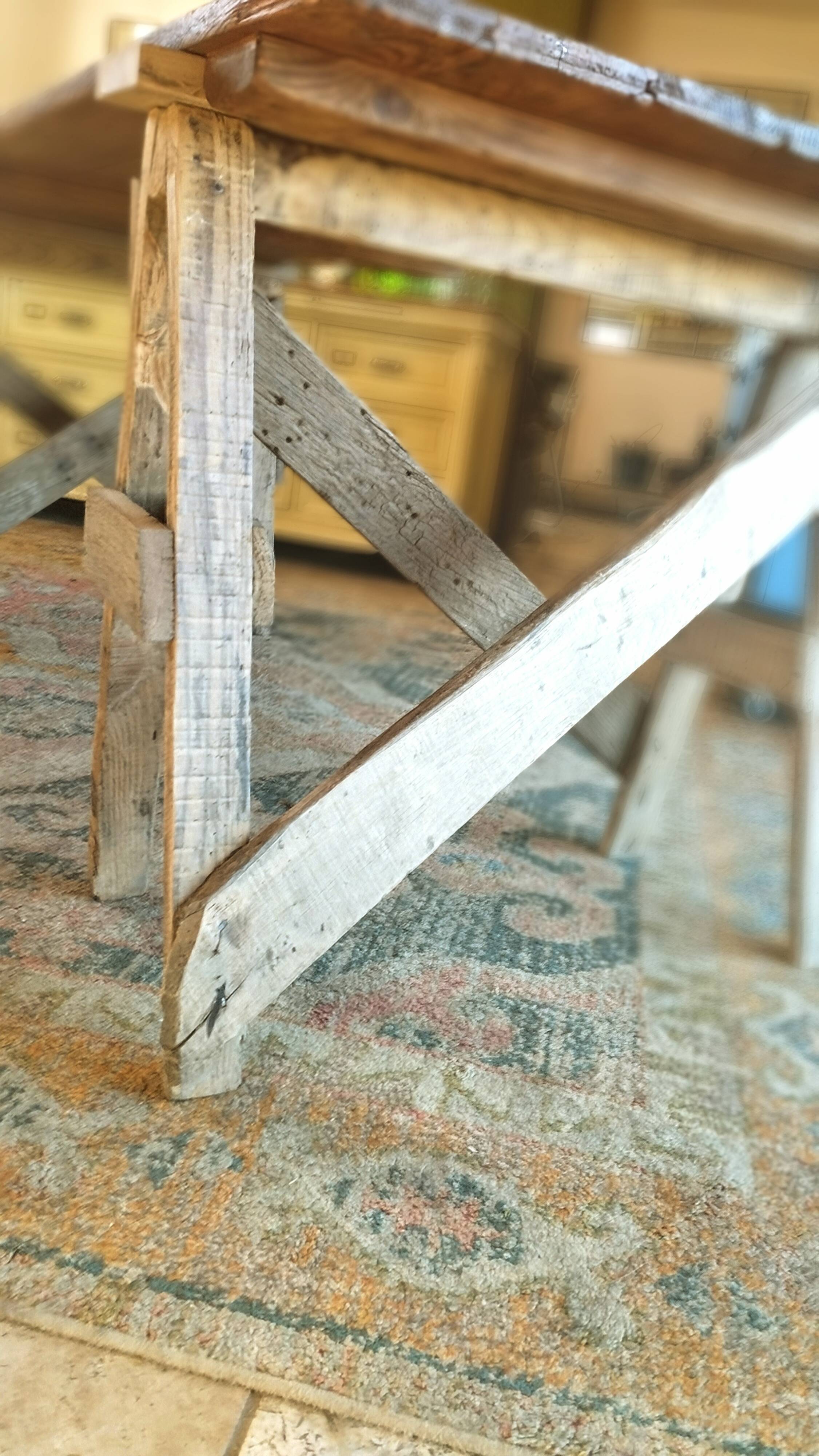 Table de ferme rustique patinée sur de lourds tréteaux