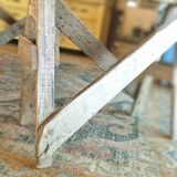 Table de ferme rustique patinée sur de lourds tréteaux