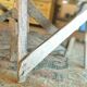 Table de ferme rustique patinée sur de lourds tréteaux