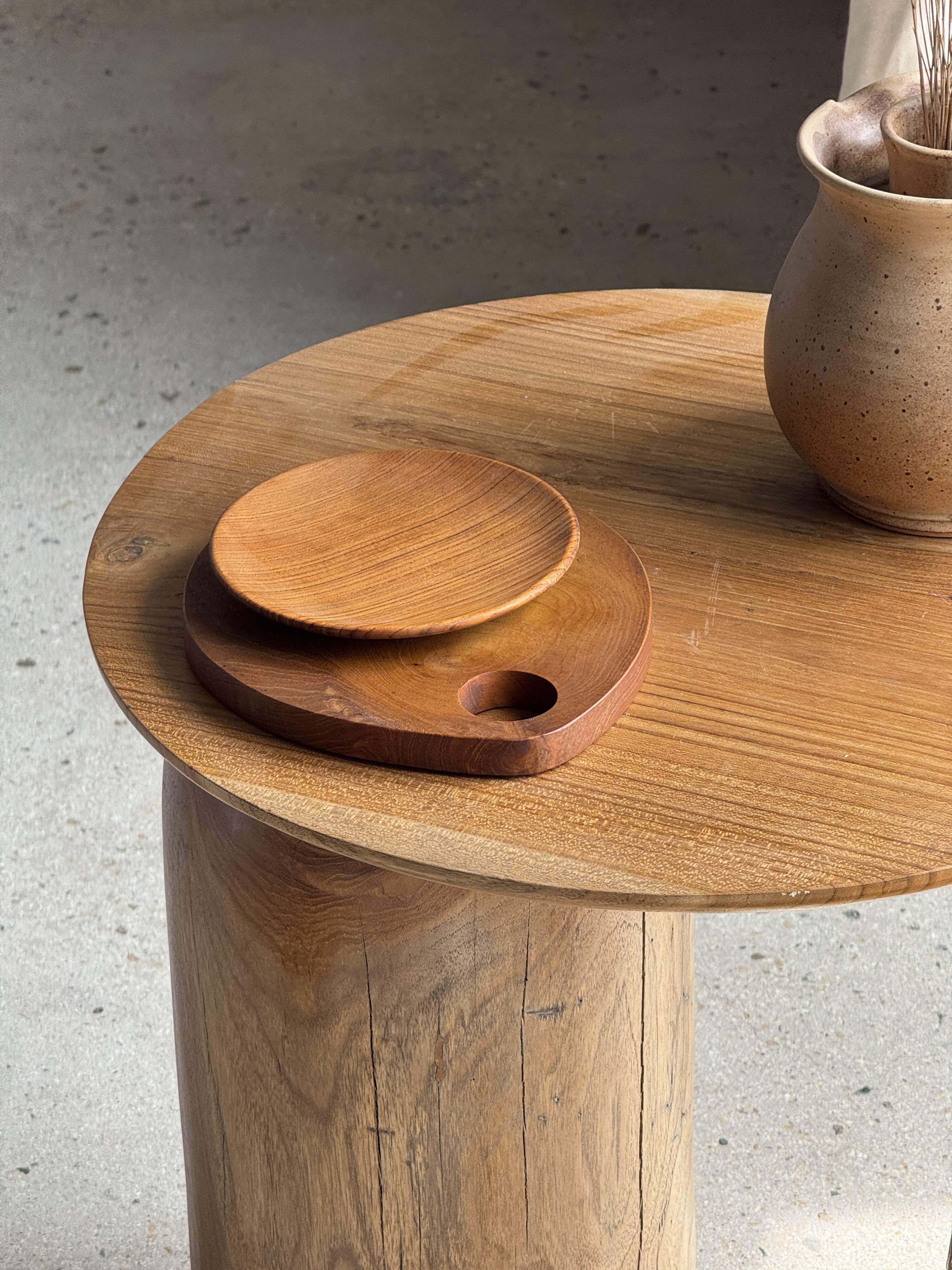 Small circular teak monoxyle cutting board with handle 22 x 13.