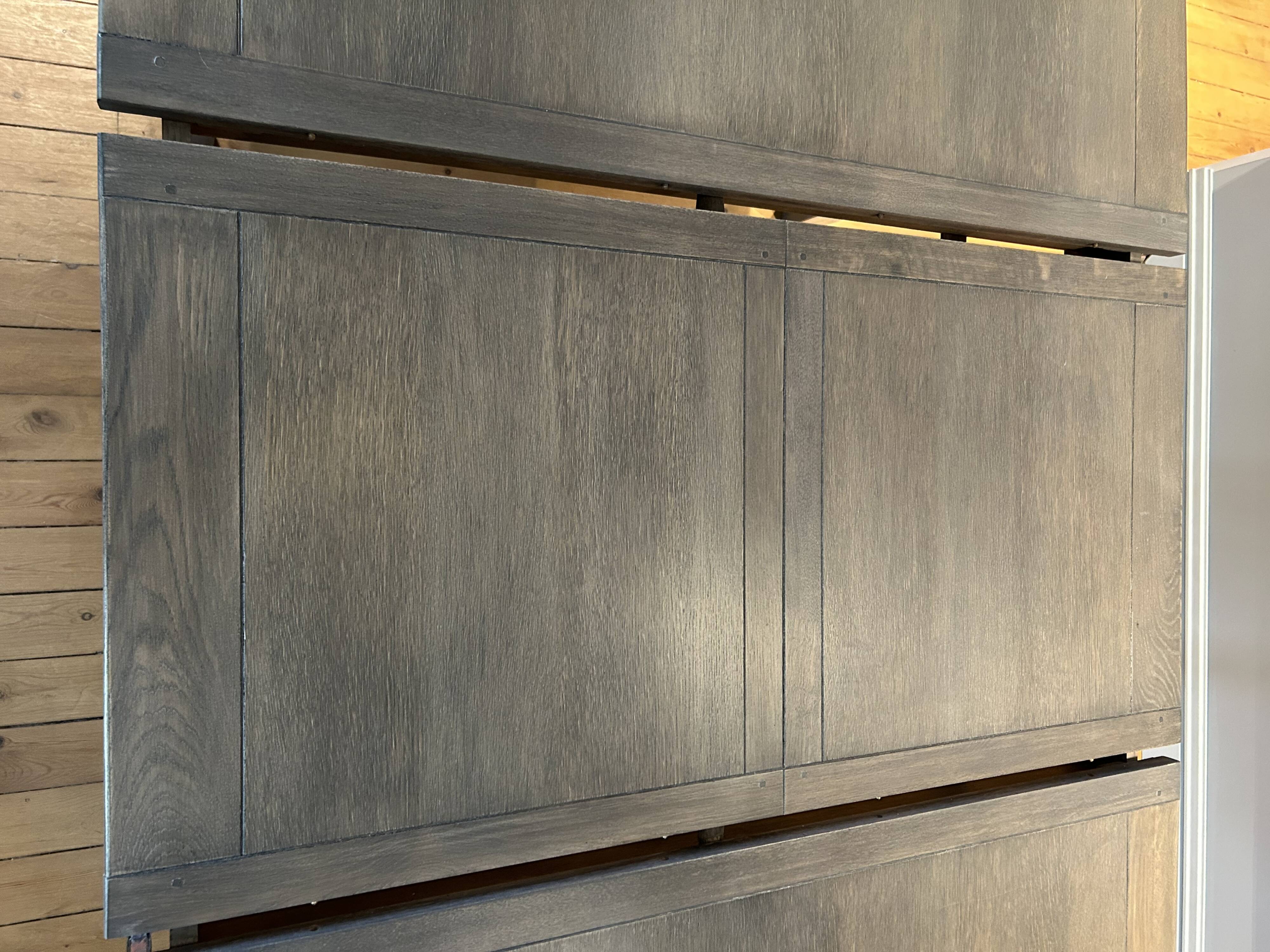 Extendable dining table