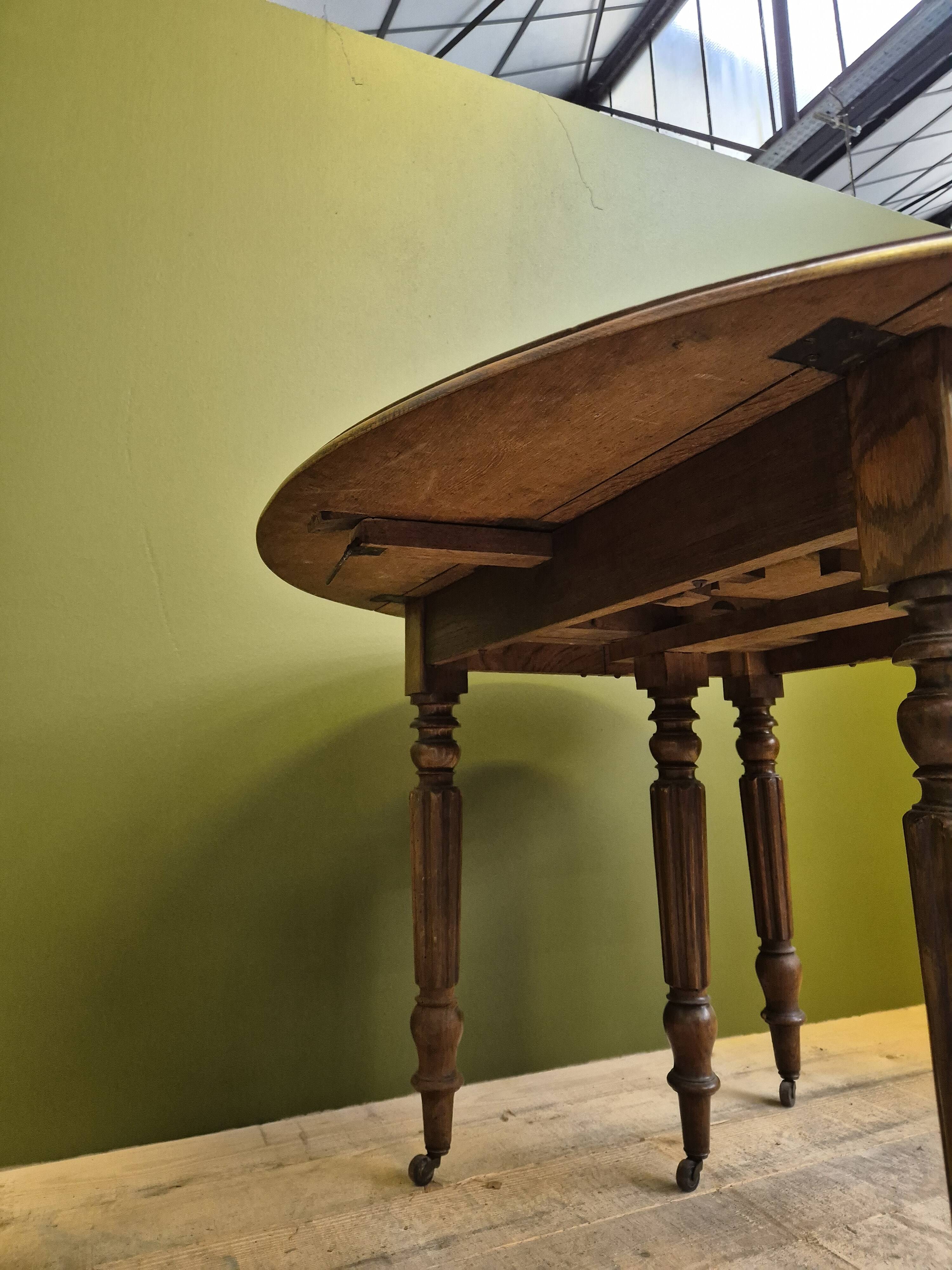 Round/rectangle table with extensions on casters