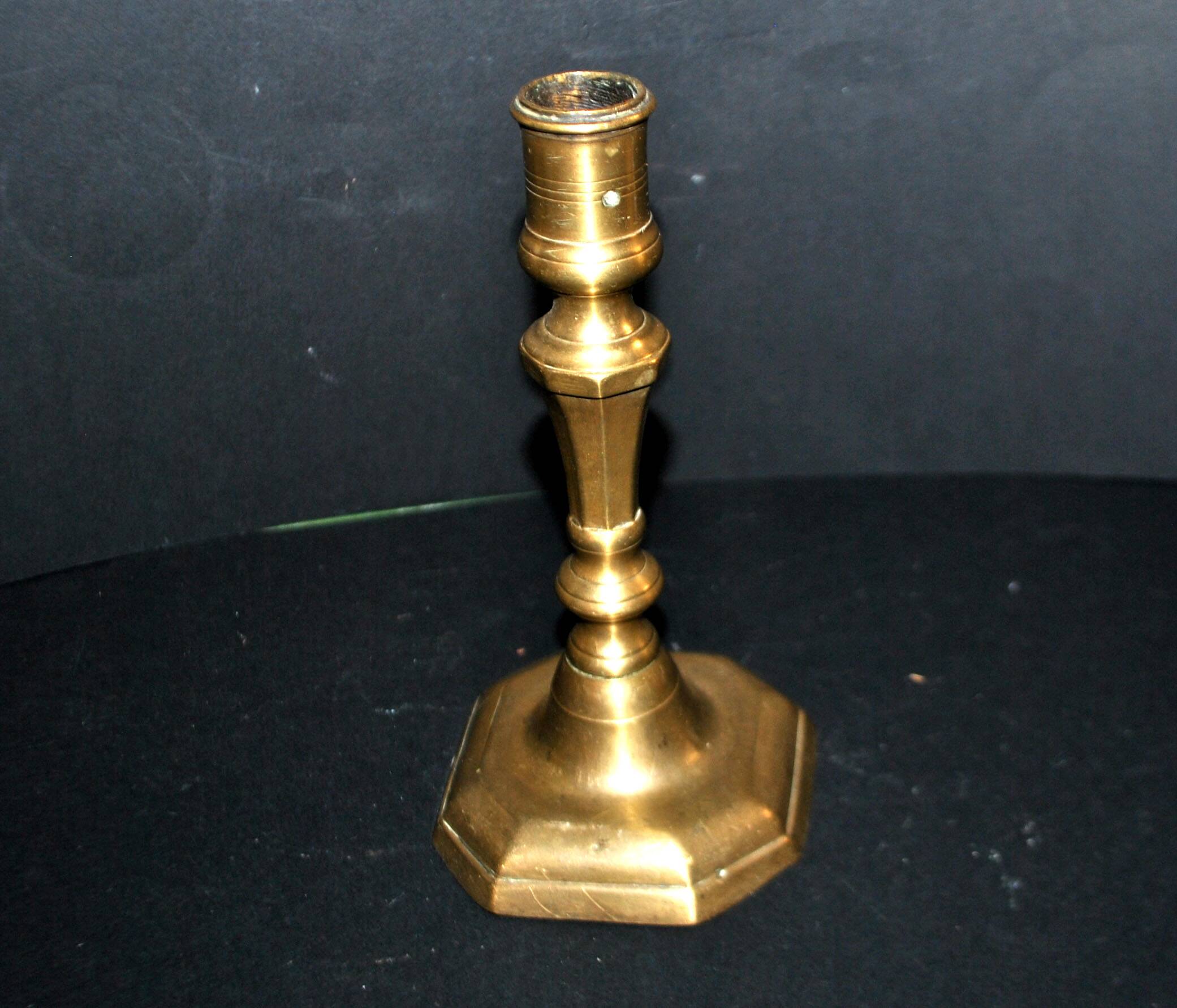 Antique octagonal candlestick in Regency bronze from the 19th century.