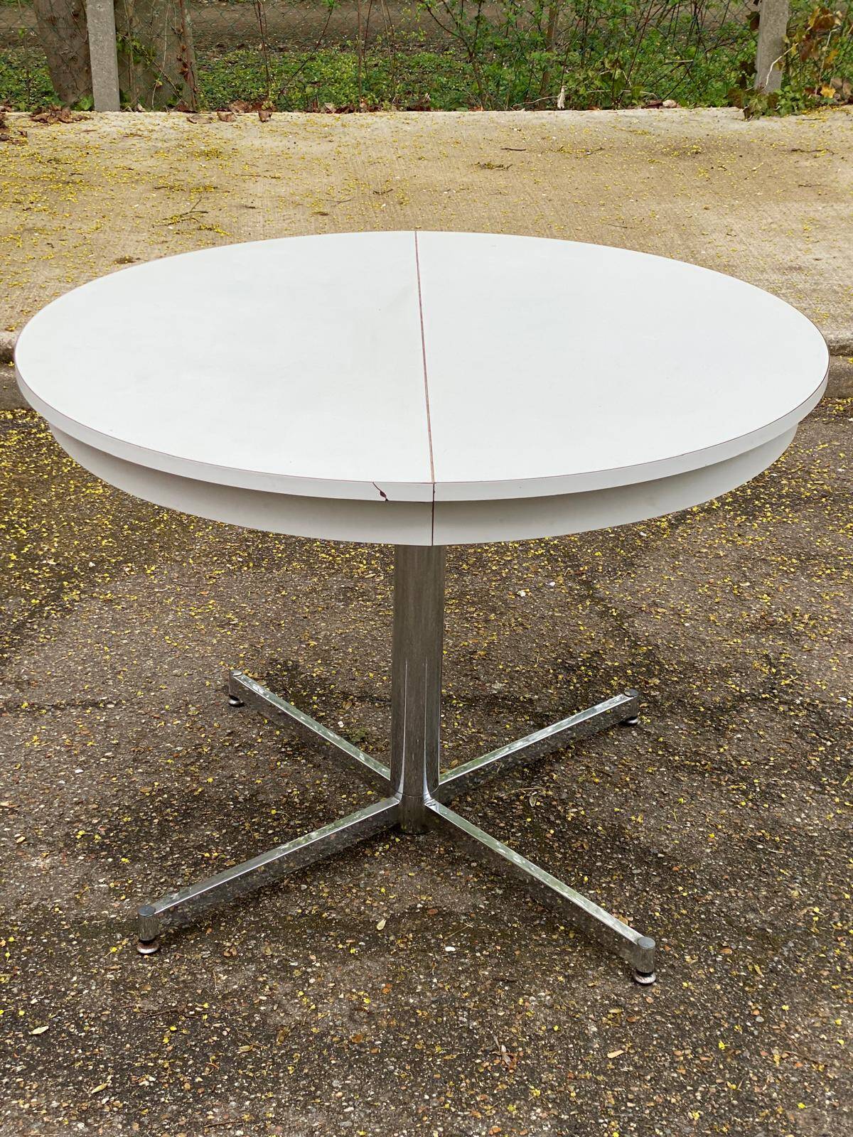 White dining table with a central tulip base, extendable to 100cm.