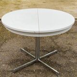 White dining table with a central tulip base, extendable to 100cm.