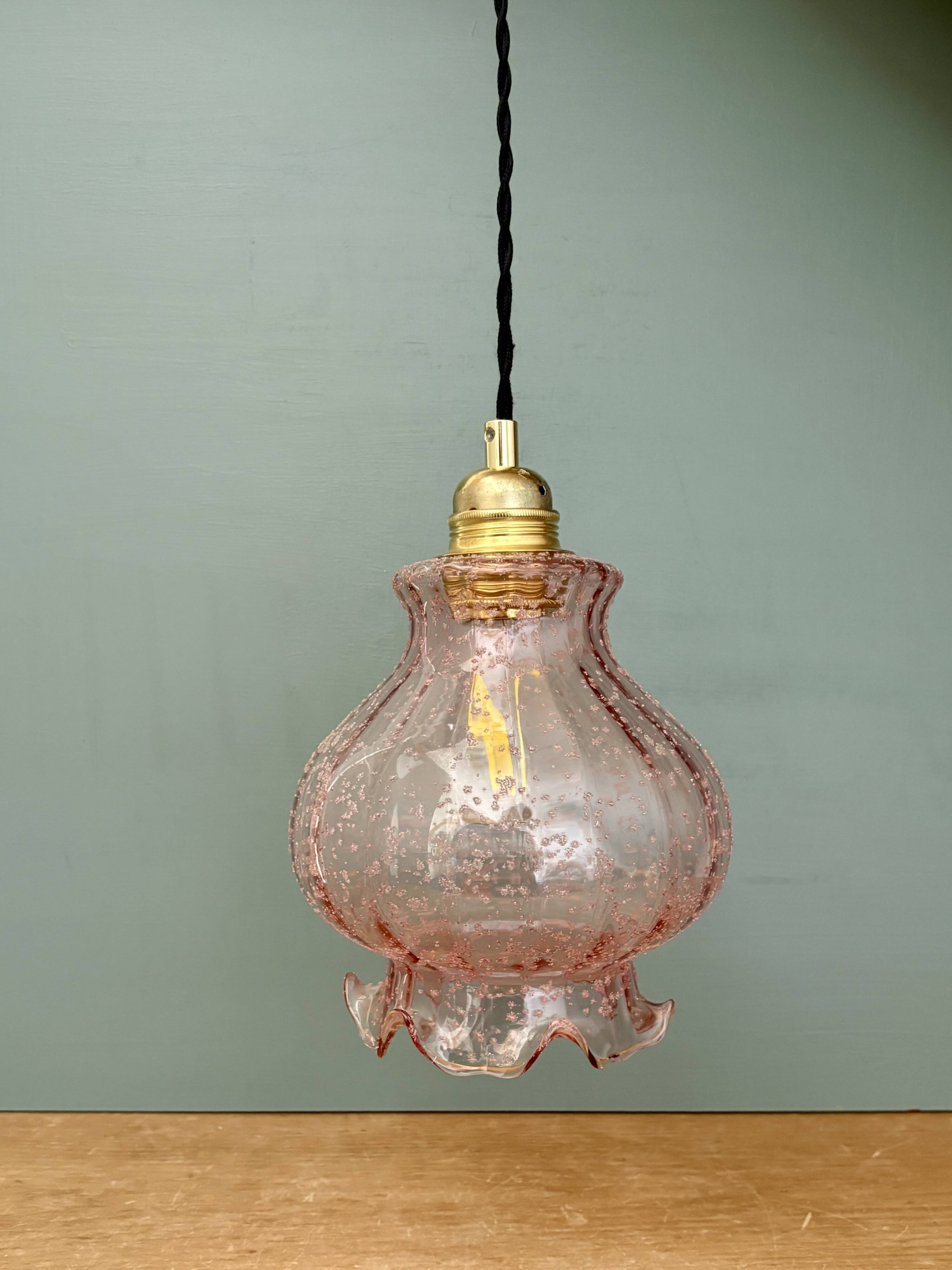 Suspension globe vintage en verre granité rose