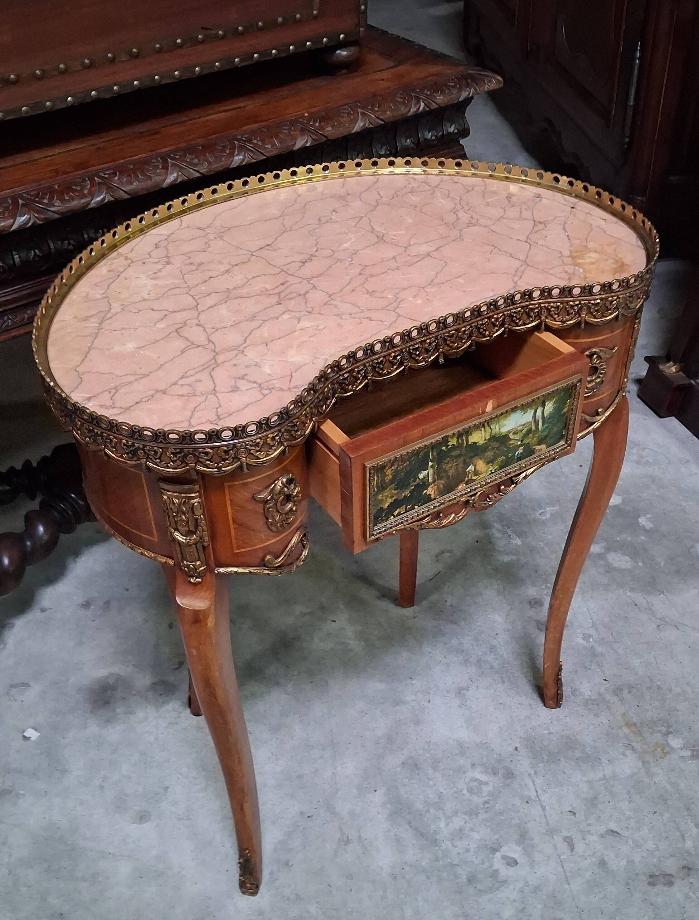 Louis XV style bean desk in marquetry and gilded bronze