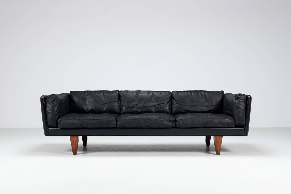 Illum Wikkelso model V11 sofa in black leather by Holger Christiansen, Denmark, 1960