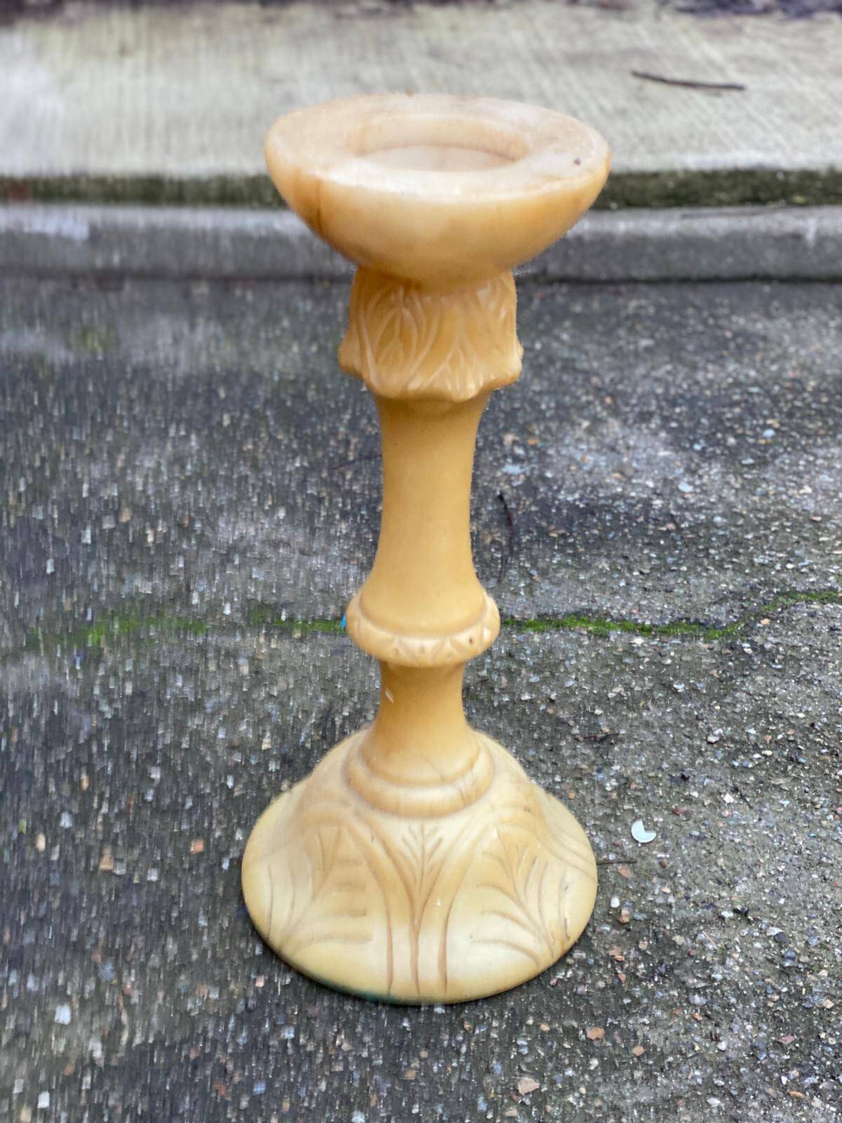 Round pedestal table with a central base in sculpted alabaster marble, 52cm.