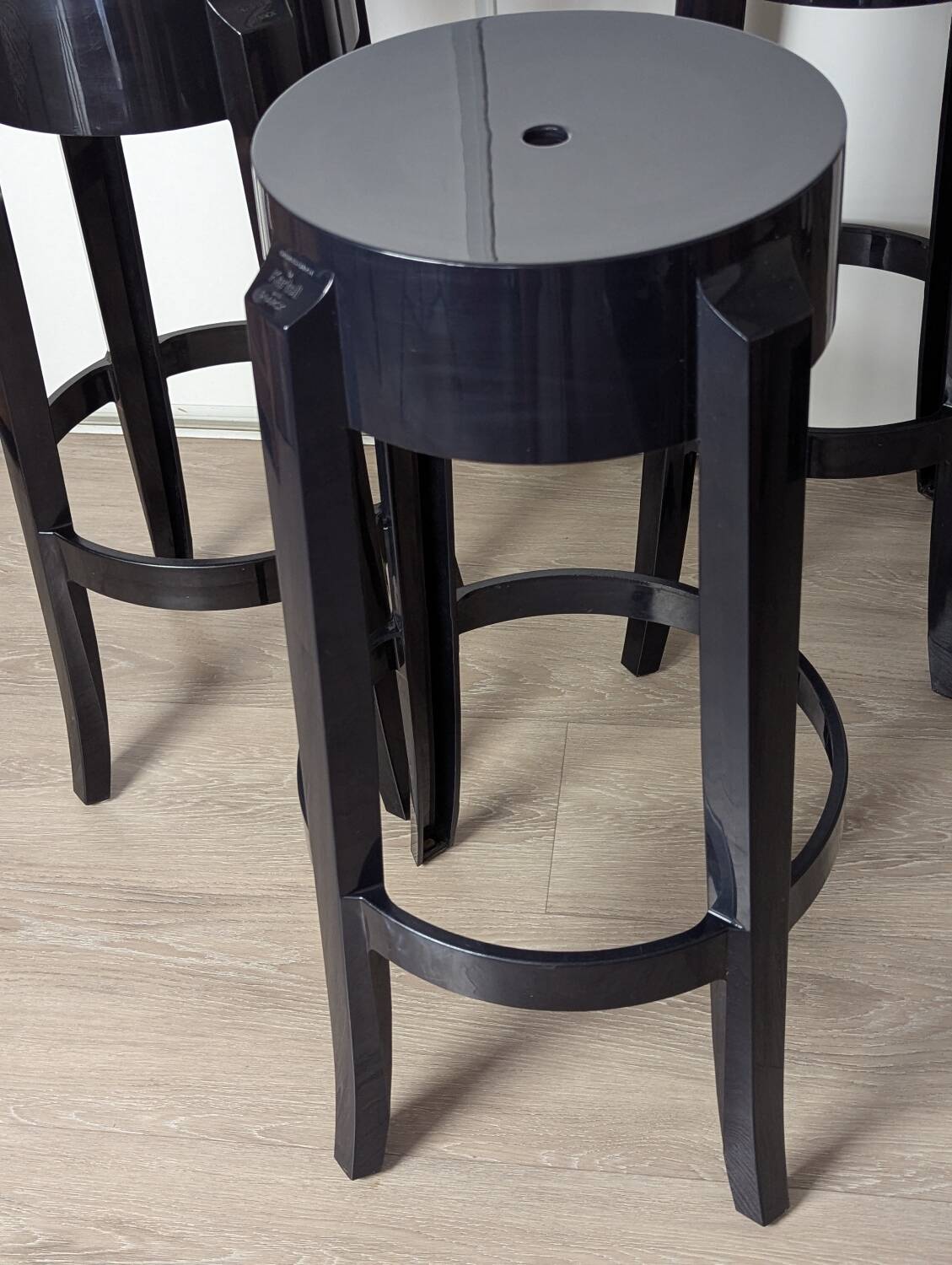Trois Tabourets hauts, Charles Ghost par Kartell et Starck