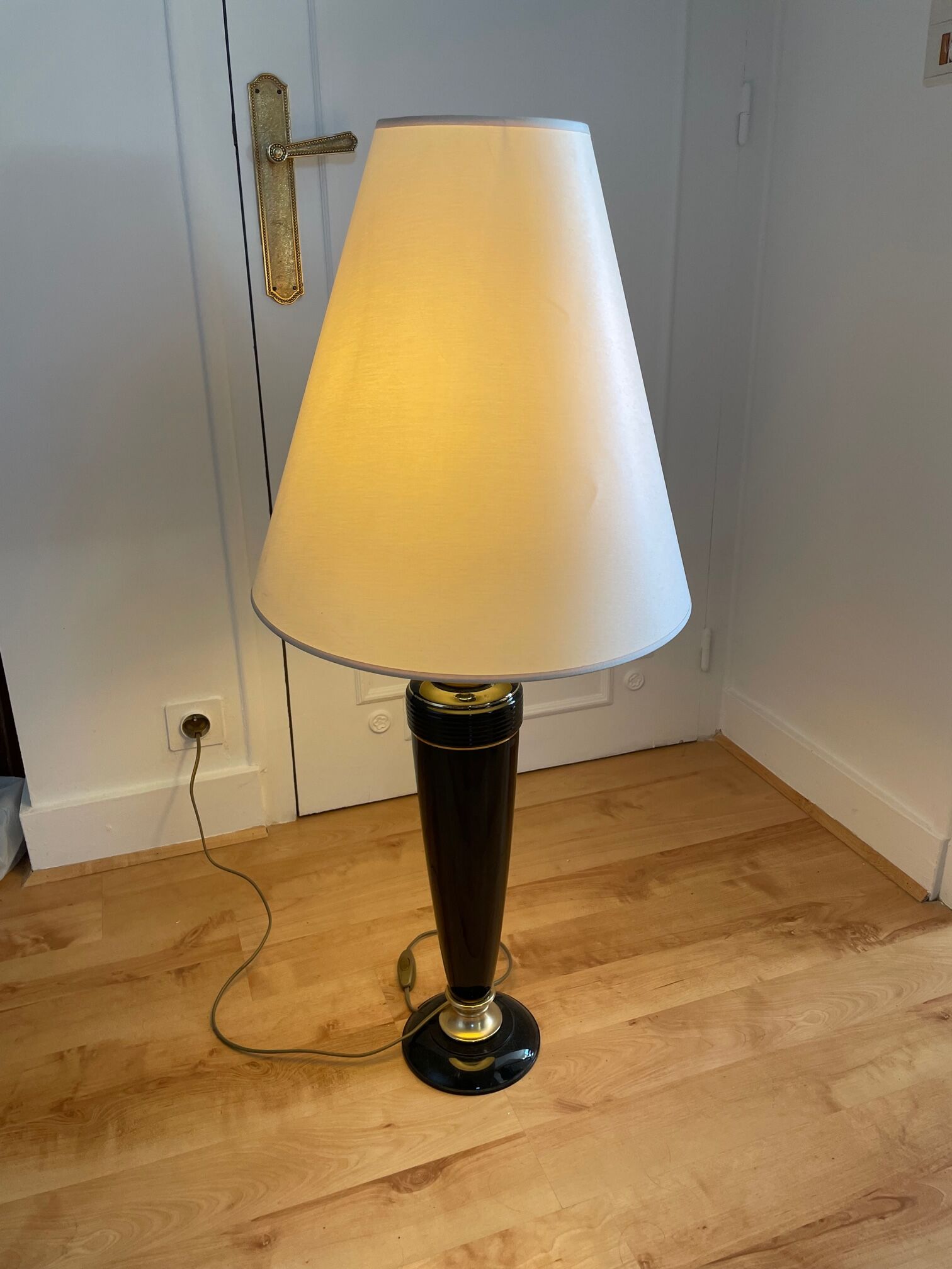 Table lamp with foot and lampshade