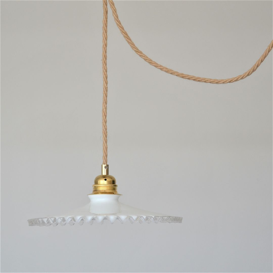 Pleated opaline suspension and jute cord