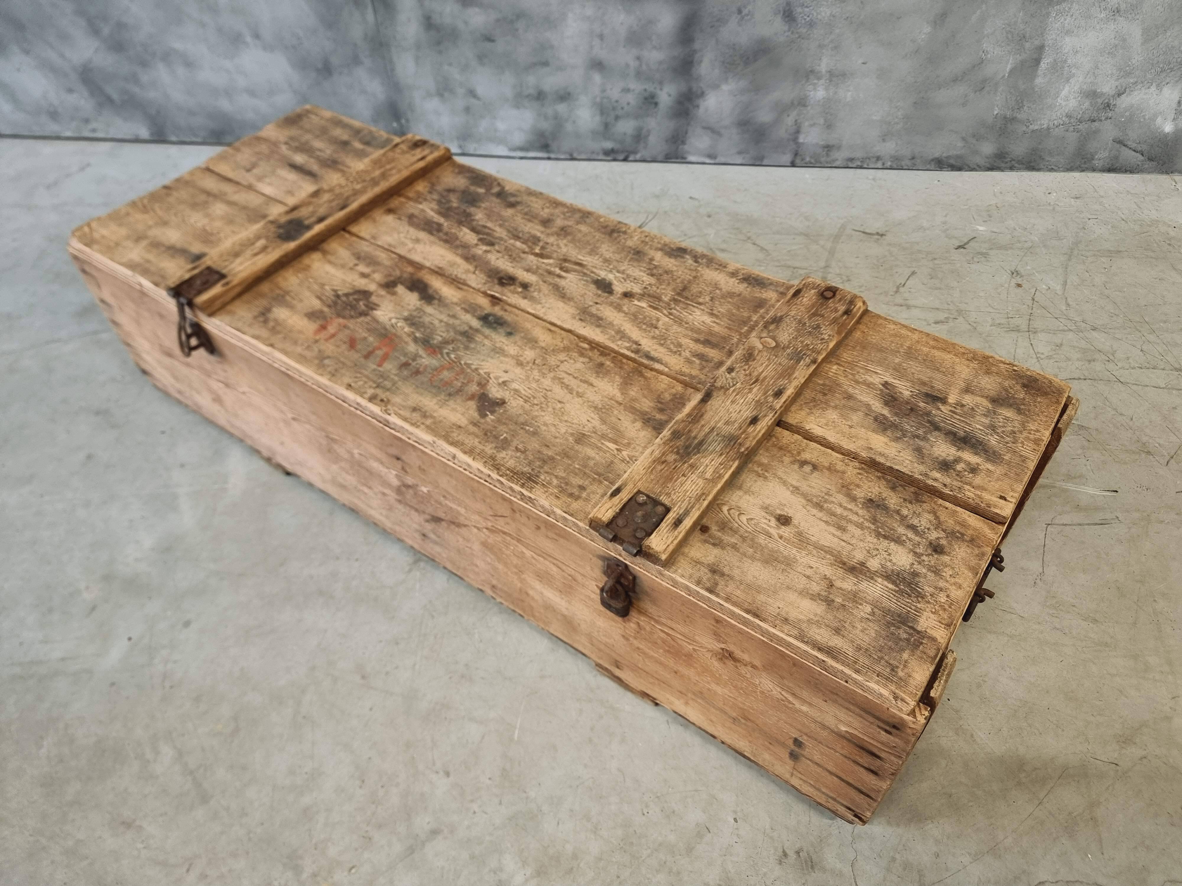 Coffre ancien table basse XIXe siècle 57x152 cm