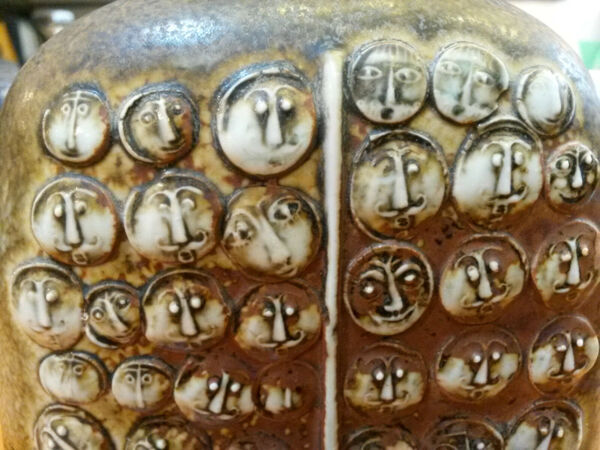 Vase modèle unique 1969 décor de têtes multiples Stig Lindberg
