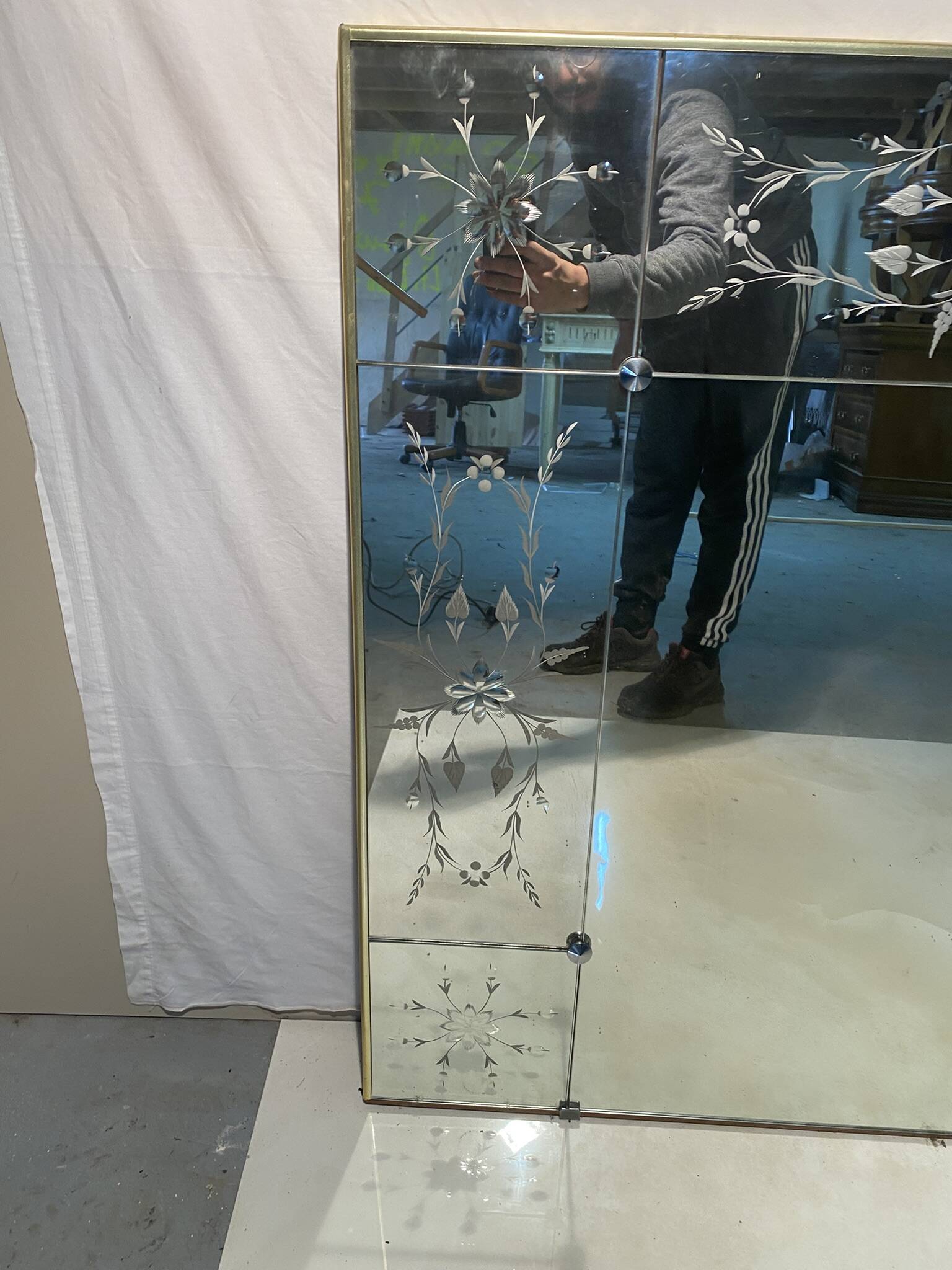 Large engraved bistro wall mirror with floral motifs - Art Deco style
