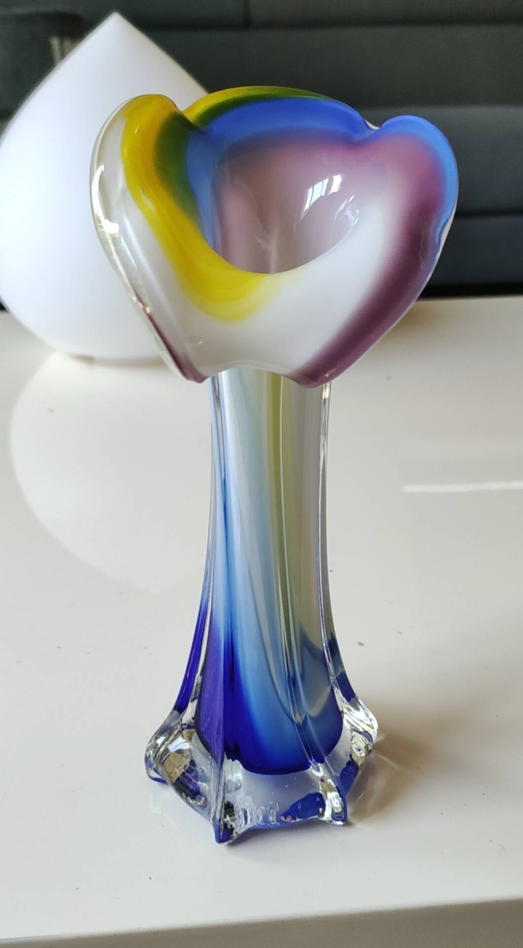 Vase design Fleur Arum. In blown art glass, Murano style. 21 cm.