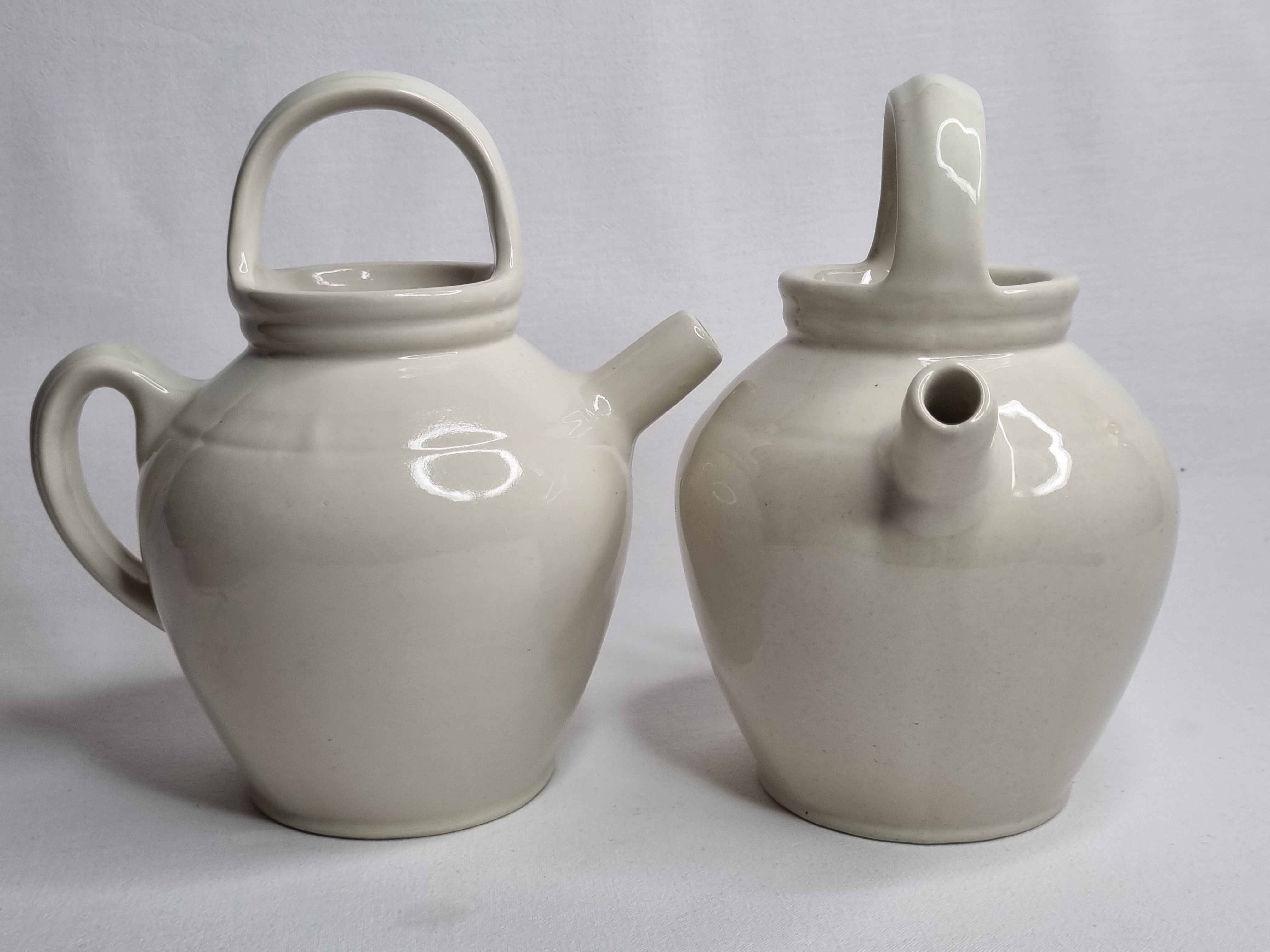 Paire de pichets en grès émaillé blancs, Digoin, 21 cm