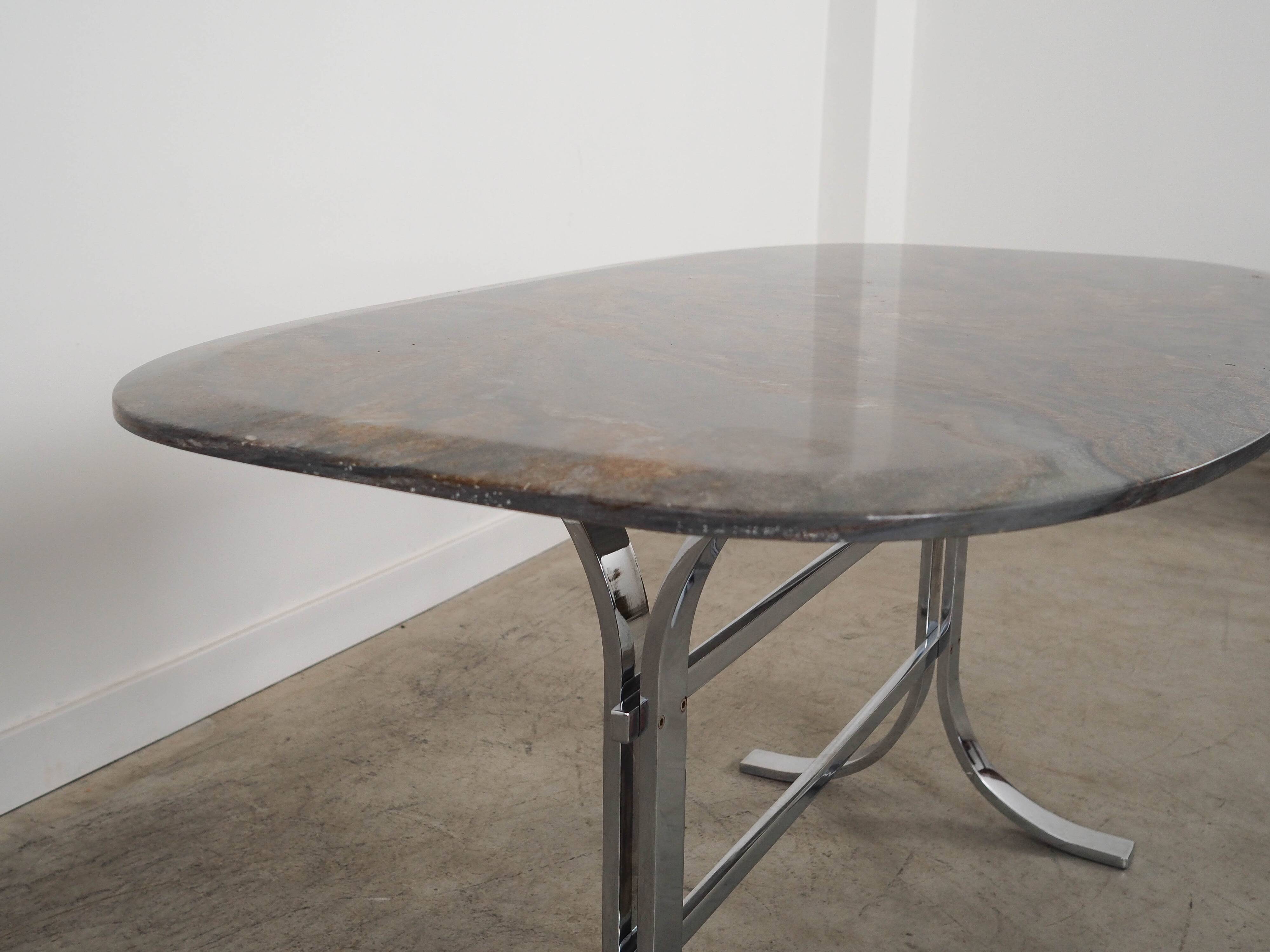 Table danoise en pierre, années 1980