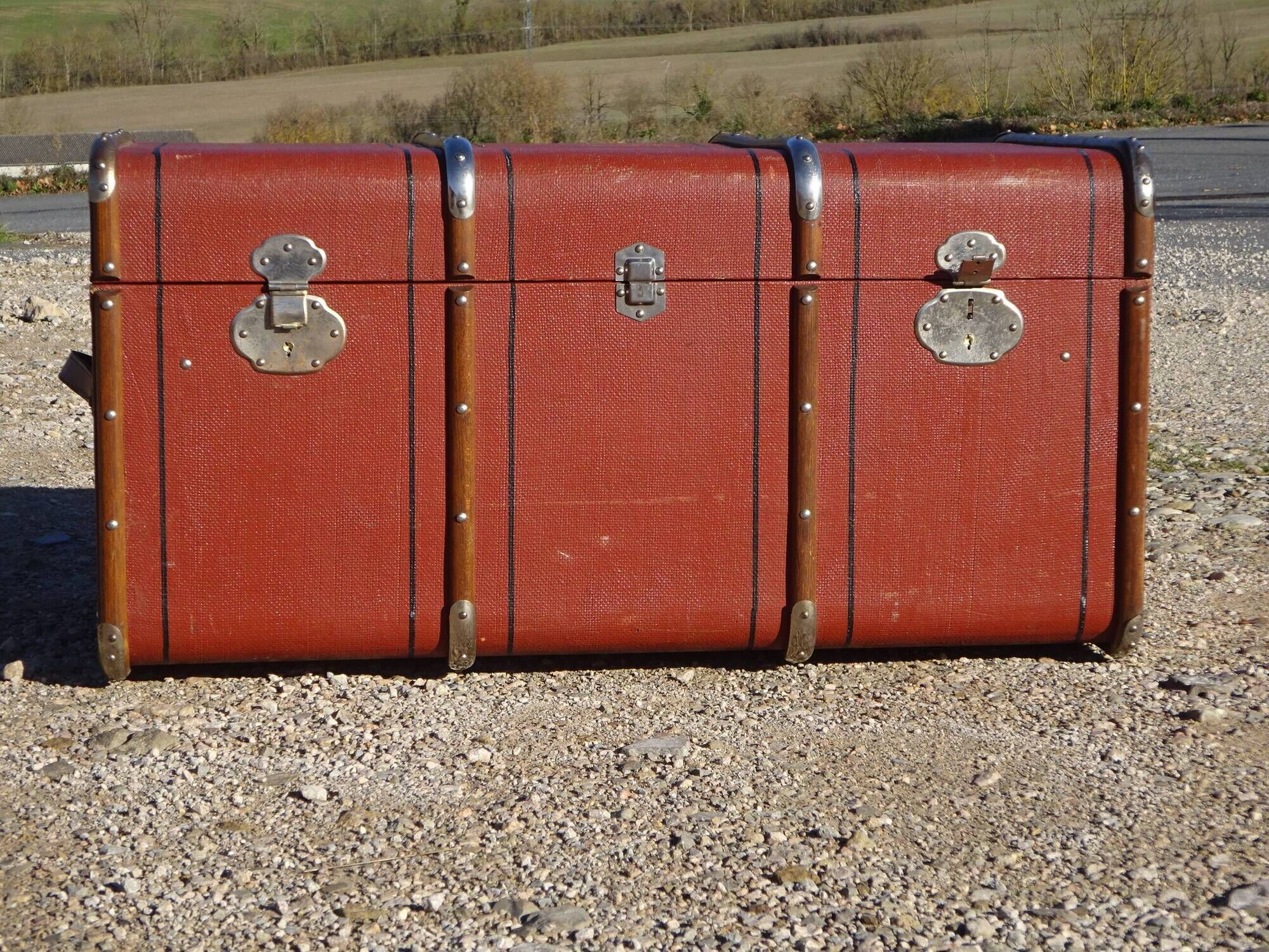 Ancienne malle de voyage cintrée