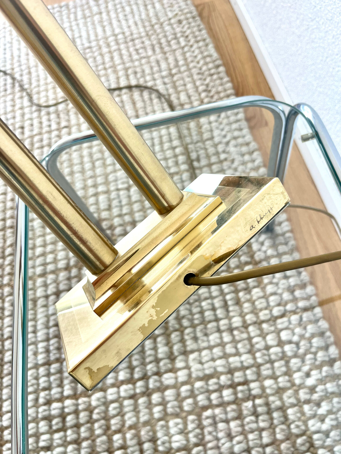 Vintage table lamp in gilded brass Hollywood Regency style.