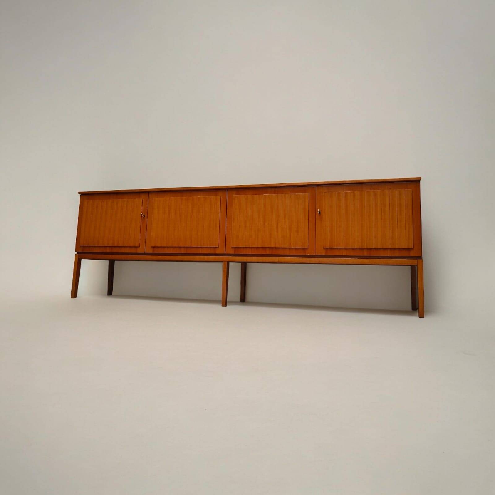 Buffet du milieu du siècle