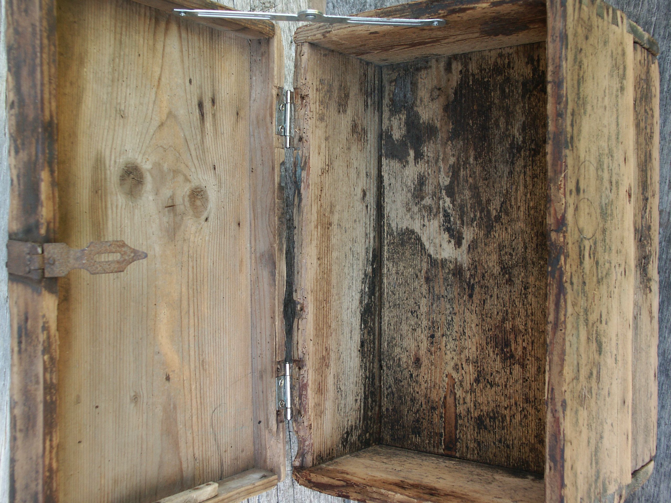 Tools box/antique nails years ago 30/40